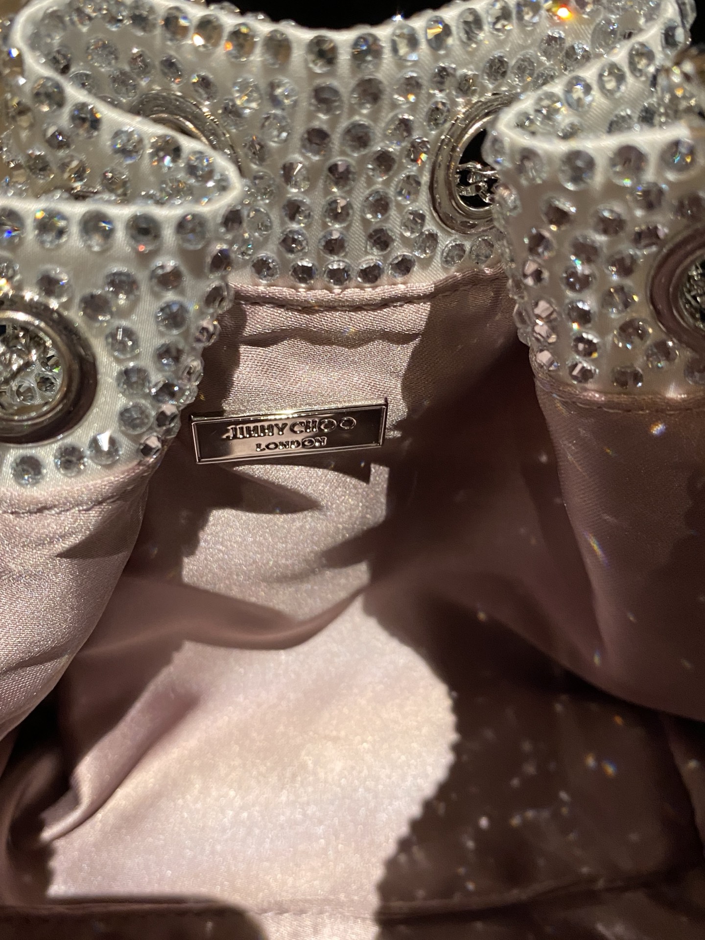JIMMY CHOO
BON BON系列标志款手提包,光滑缎面铺嵌渐变水晶制作。
设计灵感源于软硬质感及甜美与张扬气质的强烈对比,点睛配以标志性金属流苏,成就如BON BON之名般个性别致又优雅迷人的时尚包袋。现代感桶包廓形,配以手环造型顶部提手,提手饰有百粒经三天精工颗颗细嵌的水晶,精美雅致,招牌奢华包袋当属本款BON BON手提包。
缎面烫钻水晶手嵌水晶饰手环提手Jimmy Choo logo压印金属流苏开合链条肩带内层口袋包袋尺寸:16(长)x15(高)x9.5(宽)厘米肩带长度:55厘米提手长度:9厘米 20259