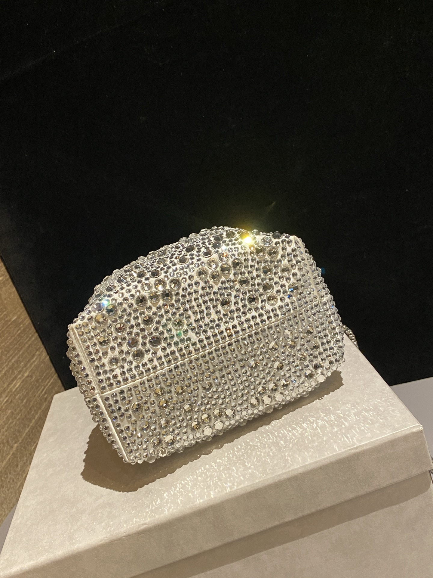 JIMMY CHOO
BON BON系列标志款手提包,光滑缎面铺嵌渐变水晶制作。
设计灵感源于软硬质感及甜美与张扬气质的强烈对比,点睛配以标志性金属流苏,成就如BON BON之名般个性别致又优雅迷人的时尚包袋。现代感桶包廓形,配以手环造型顶部提手,提手饰有百粒经三天精工颗颗细嵌的水晶,精美雅致,招牌奢华包袋当属本款BON BON手提包。
缎面烫钻水晶手嵌水晶饰手环提手Jimmy Choo logo压印金属流苏开合链条肩带内层口袋包袋尺寸:16(长)x15(高)x9.5(宽)厘米肩带长度:55厘米提手长度:9厘米 20259