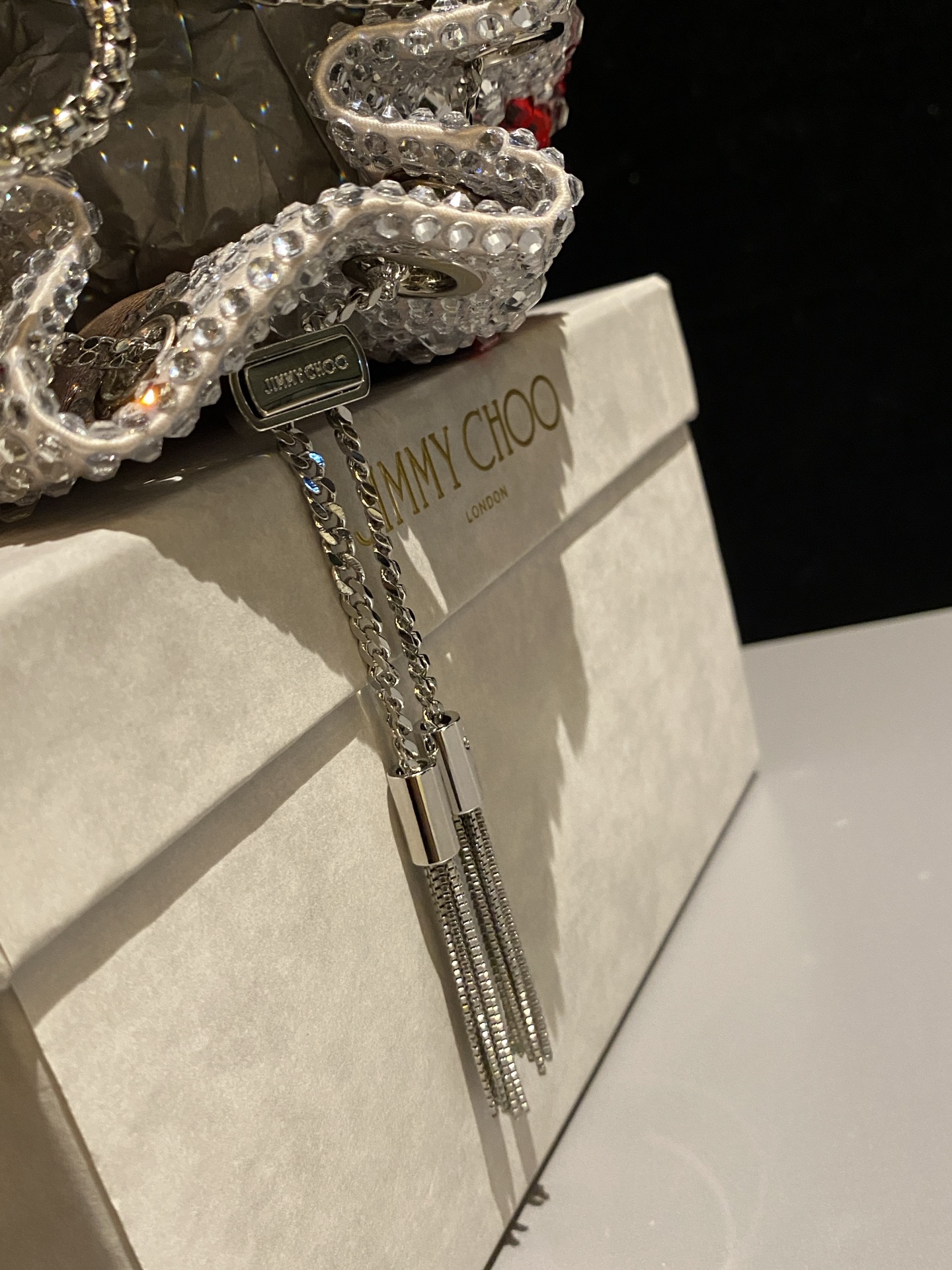 JIMMY CHOO
BON BON系列标志款手提包,光滑缎面铺嵌渐变水晶制作。
设计灵感源于软硬质感及甜美与张扬气质的强烈对比,点睛配以标志性金属流苏,成就如BON BON之名般个性别致又优雅迷人的时尚包袋。现代感桶包廓形,配以手环造型顶部提手,提手饰有百粒经三天精工颗颗细嵌的水晶,精美雅致,招牌奢华包袋当属本款BON BON手提包。
缎面烫钻水晶手嵌水晶饰手环提手Jimmy Choo logo压印金属流苏开合链条肩带内层口袋包袋尺寸:16(长)x15(高)x9.5(宽)厘米肩带长度:55厘米提手长度:9厘米 20259