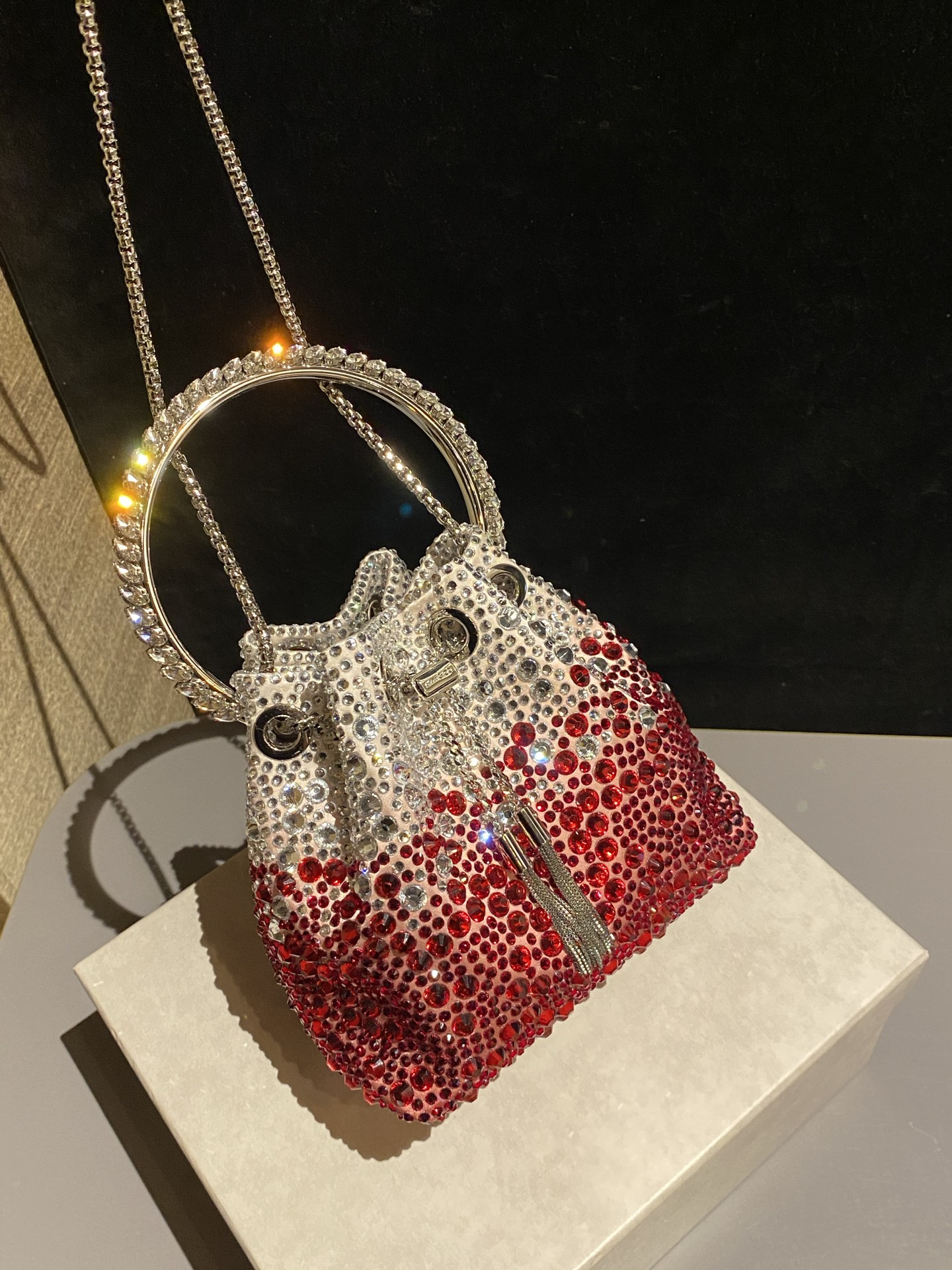 JIMMY CHOO
BON BON系列标志款手提包,光滑缎面铺嵌渐变水晶制作。
设计灵感源于软硬质感及甜美与张扬气质的强烈对比,点睛配以标志性金属流苏,成就如BON BON之名般个性别致又优雅迷人的时尚包袋。现代感桶包廓形,配以手环造型顶部提手,提手饰有百粒经三天精工颗颗细嵌的水晶,精美雅致,招牌奢华包袋当属本款BON BON手提包。
缎面烫钻水晶手嵌水晶饰手环提手Jimmy Choo logo压印金属流苏开合链条肩带内层口袋包袋尺寸:16(长)x15(高)x9.5(宽)厘米肩带长度:55厘米提手长度:9厘米 20259