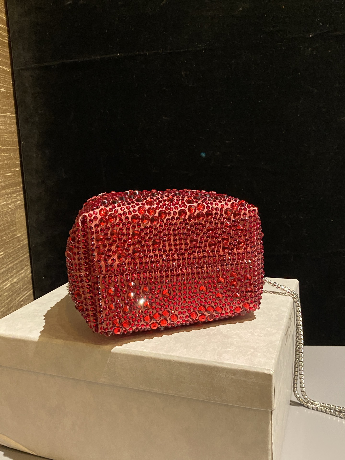 JIMMY CHOO
BON BON系列标志款手提包,光滑缎面铺嵌渐变水晶制作。
设计灵感源于软硬质感及甜美与张扬气质的强烈对比,点睛配以标志性金属流苏,成就如BON BON之名般个性别致又优雅迷人的时尚包袋。现代感桶包廓形,配以手环造型顶部提手,提手饰有百粒经三天精工颗颗细嵌的水晶,精美雅致,招牌奢华包袋当属本款BON BON手提包。
缎面烫钻水晶手嵌水晶饰手环提手Jimmy Choo logo压印金属流苏开合链条肩带内层口袋包袋尺寸:16(长)x15(高)x9.5(宽)厘米肩带长度:55厘米提手长度:9厘米 20259