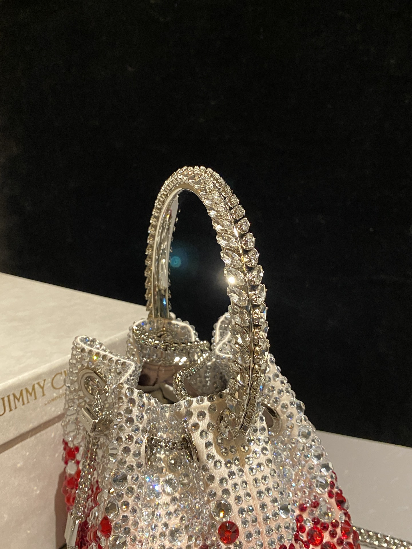 JIMMY CHOO
BON BON系列标志款手提包,光滑缎面铺嵌渐变水晶制作。
设计灵感源于软硬质感及甜美与张扬气质的强烈对比,点睛配以标志性金属流苏,成就如BON BON之名般个性别致又优雅迷人的时尚包袋。现代感桶包廓形,配以手环造型顶部提手,提手饰有百粒经三天精工颗颗细嵌的水晶,精美雅致,招牌奢华包袋当属本款BON BON手提包。
缎面烫钻水晶手嵌水晶饰手环提手Jimmy Choo logo压印金属流苏开合链条肩带内层口袋包袋尺寸:16(长)x15(高)x9.5(宽)厘米肩带长度:55厘米提手长度:9厘米 20259