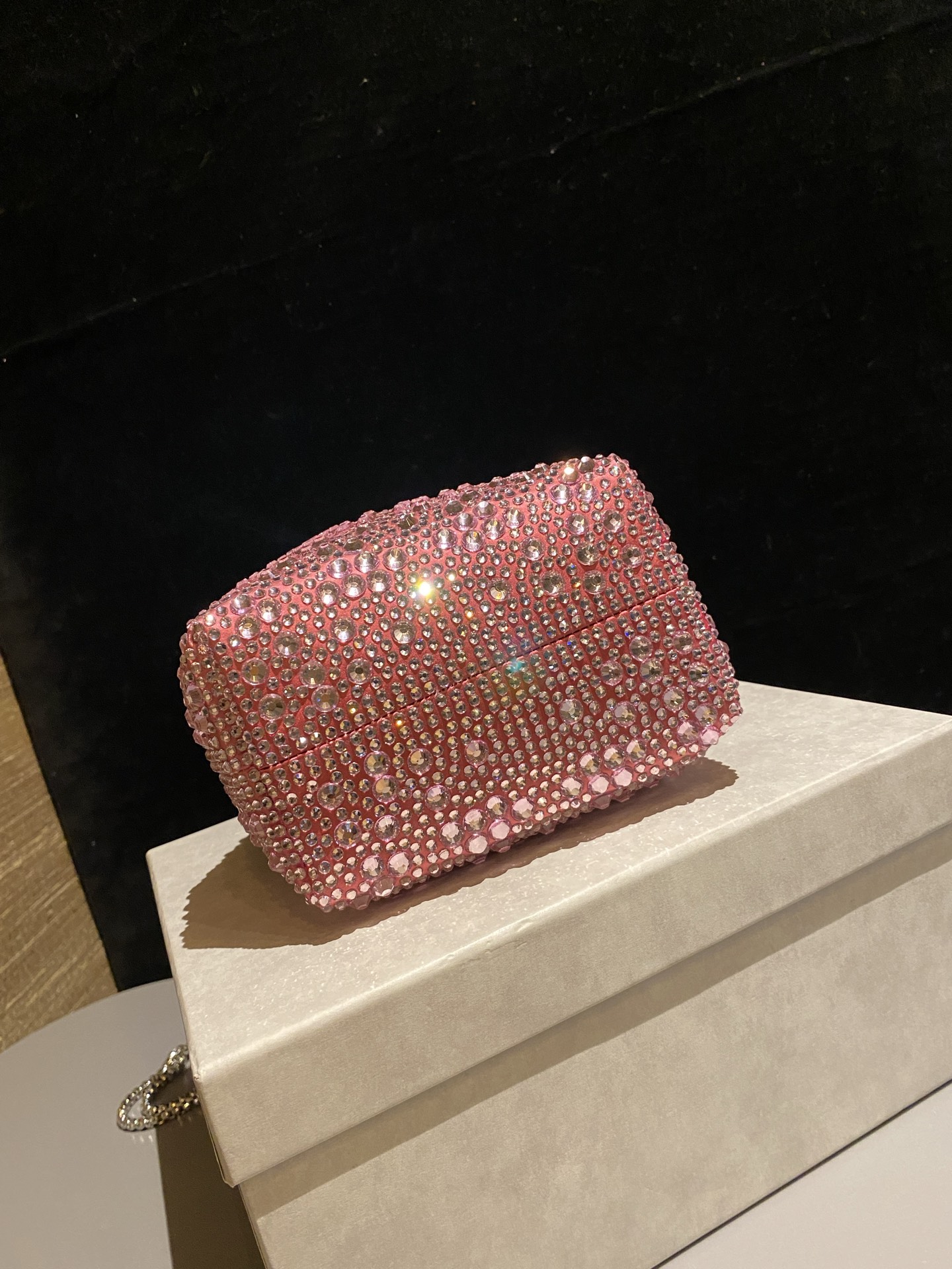 JIMMY CHOO
BON BON系列标志款手提包，光滑缎面铺嵌渐变水晶制作。
设计灵感源于软硬质感及甜美与张扬气质的强烈对比，点睛配以标志性金属流苏，成就如BON BON之名般个性别致又优雅迷人的时尚包袋。现代感桶包廓形，配以手环造型顶部提手，提手饰有百粒经三天精工颗颗细嵌的水晶，精美雅致，招牌奢华包袋当属本款BON BON手提包。
缎面烫钻水晶手嵌水晶饰手环提手Jimmy Choo logo压印金属流苏开合链条肩带内层口袋包袋尺寸：16（长）x15（高）x9.5（宽）厘米肩带长度：55厘米提手长度：9厘米 20259 