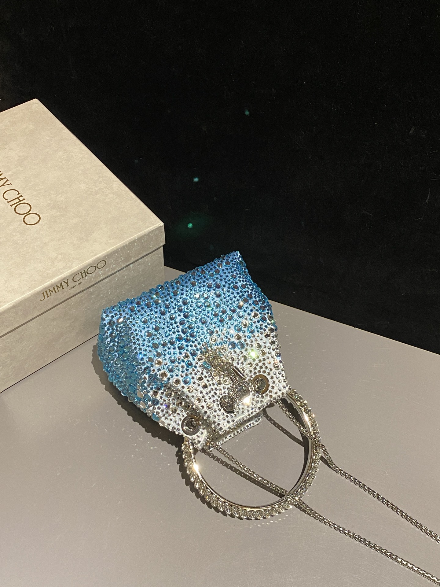 JIMMY CHOO
BON BON系列标志款手提包,光滑缎面铺嵌渐变水晶制作。
设计灵感源于软硬质感及甜美与张扬气质的强烈对比,点睛配以标志性金属流苏,成就如BON BON之名般个性别致又优雅迷人的时尚包袋。现代感桶包廓形,配以手环造型顶部提手,提手饰有百粒经三天精工颗颗细嵌的水晶,精美雅致,招牌奢华包袋当属本款BON BON手提包。
缎面烫钻水晶手嵌水晶饰手环提手Jimmy Choo logo压印金属流苏开合链条肩带内层口袋包袋尺寸:16(长)x15(高)x9.5(宽)厘米肩带长度:55厘米提手长度:9厘米 20259