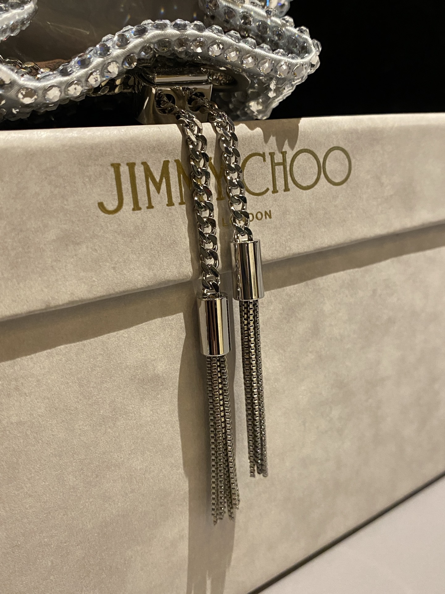 JIMMY CHOO
BON BON系列标志款手提包,光滑缎面铺嵌渐变水晶制作。
设计灵感源于软硬质感及甜美与张扬气质的强烈对比,点睛配以标志性金属流苏,成就如BON BON之名般个性别致又优雅迷人的时尚包袋。现代感桶包廓形,配以手环造型顶部提手,提手饰有百粒经三天精工颗颗细嵌的水晶,精美雅致,招牌奢华包袋当属本款BON BON手提包。
缎面烫钻水晶手嵌水晶饰手环提手Jimmy Choo logo压印金属流苏开合链条肩带内层口袋包袋尺寸:16(长)x15(高)x9.5(宽)厘米肩带长度:55厘米提手长度:9厘米 20259