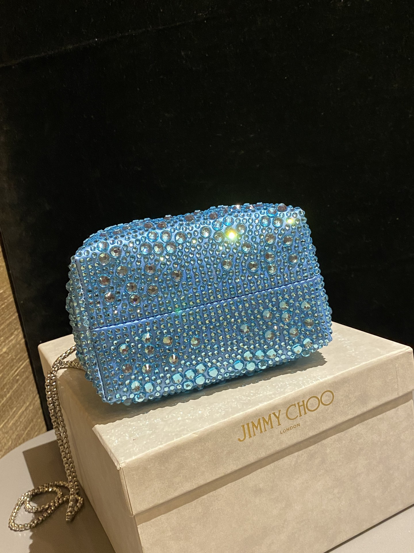 JIMMY CHOO
BON BON系列标志款手提包,光滑缎面铺嵌渐变水晶制作。
设计灵感源于软硬质感及甜美与张扬气质的强烈对比,点睛配以标志性金属流苏,成就如BON BON之名般个性别致又优雅迷人的时尚包袋。现代感桶包廓形,配以手环造型顶部提手,提手饰有百粒经三天精工颗颗细嵌的水晶,精美雅致,招牌奢华包袋当属本款BON BON手提包。
缎面烫钻水晶手嵌水晶饰手环提手Jimmy Choo logo压印金属流苏开合链条肩带内层口袋包袋尺寸:16(长)x15(高)x9.5(宽)厘米肩带长度:55厘米提手长度:9厘米 20259