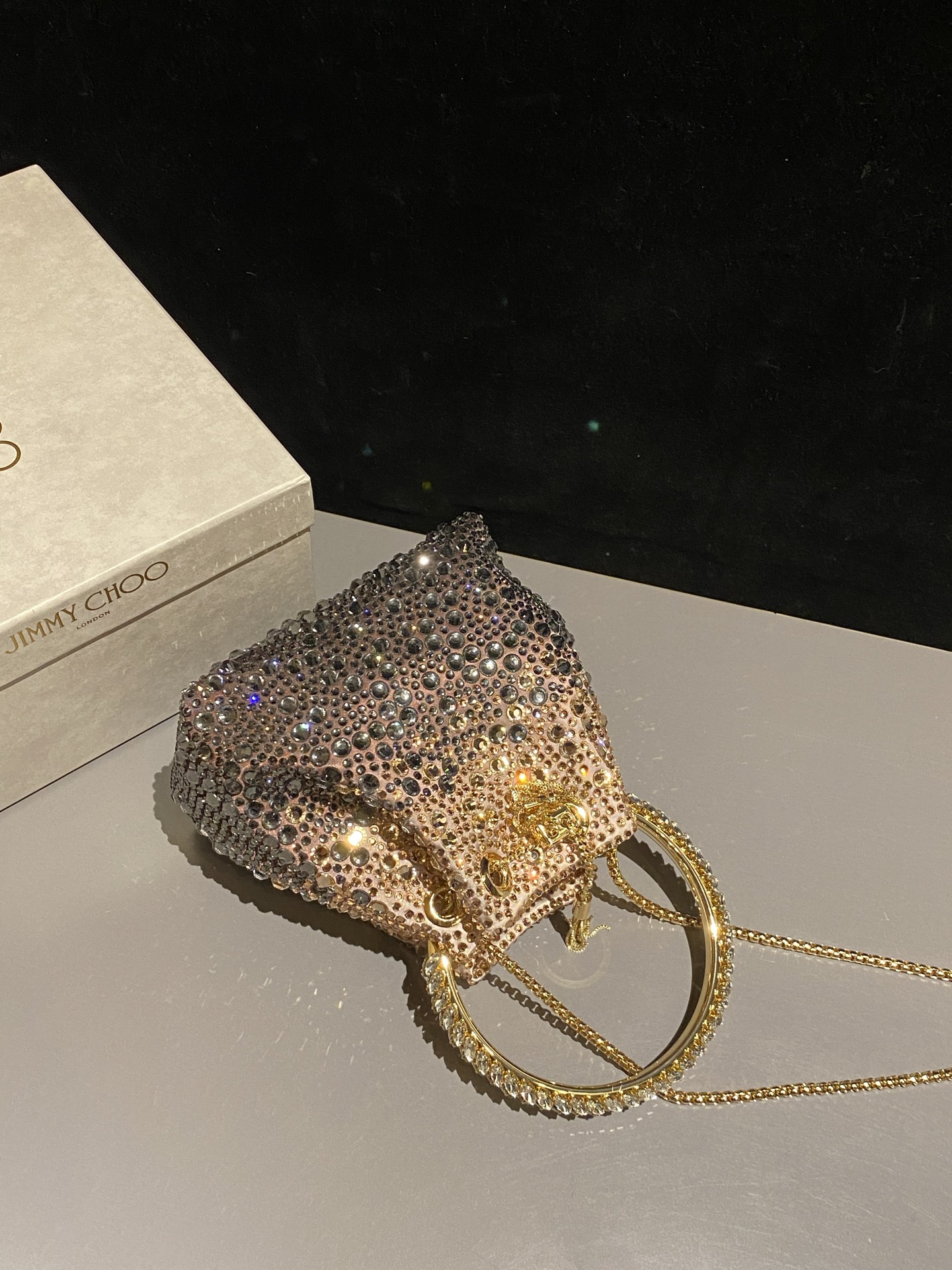 JIMMY CHOO
BON BON系列标志款手提包,光滑缎面铺嵌渐变水晶制作。
设计灵感源于软硬质感及甜美与张扬气质的强烈对比,点睛配以标志性金属流苏,成就如BON BON之名般个性别致又优雅迷人的时尚包袋。现代感桶包廓形,配以手环造型顶部提手,提手饰有百粒经三天精工颗颗细嵌的水晶,精美雅致,招牌奢华包袋当属本款BON BON手提包。
缎面烫钻水晶手嵌水晶饰手环提手Jimmy Choo logo压印金属流苏开合链条肩带内层口袋包袋尺寸:16(长)x15(高)x9.5(宽)厘米肩带长度:55厘米提手长度:9厘米 20259