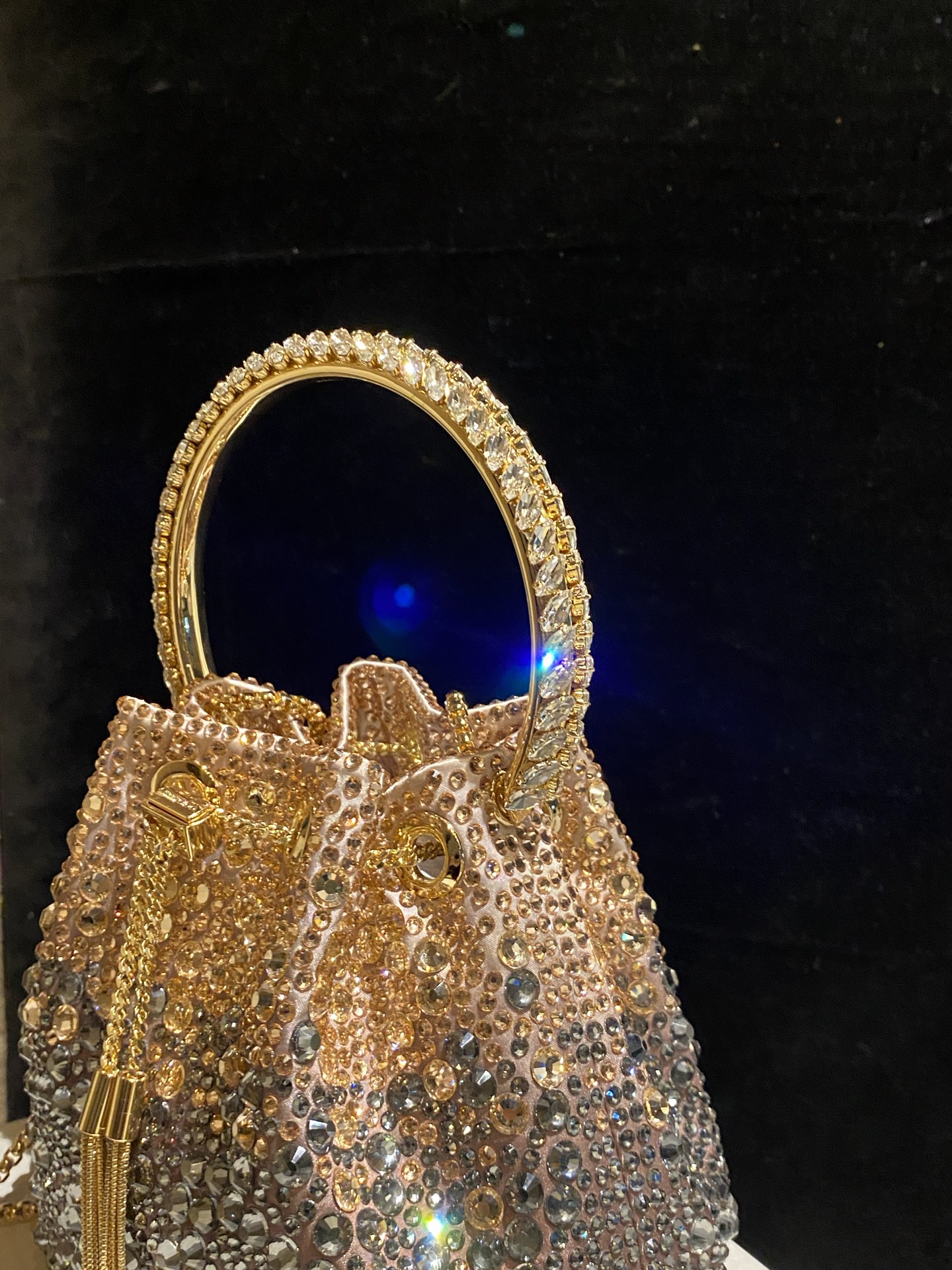 JIMMY CHOO
BON BON系列标志款手提包,光滑缎面铺嵌渐变水晶制作。
设计灵感源于软硬质感及甜美与张扬气质的强烈对比,点睛配以标志性金属流苏,成就如BON BON之名般个性别致又优雅迷人的时尚包袋。现代感桶包廓形,配以手环造型顶部提手,提手饰有百粒经三天精工颗颗细嵌的水晶,精美雅致,招牌奢华包袋当属本款BON BON手提包。
缎面烫钻水晶手嵌水晶饰手环提手Jimmy Choo logo压印金属流苏开合链条肩带内层口袋包袋尺寸:16(长)x15(高)x9.5(宽)厘米肩带长度:55厘米提手长度:9厘米 20259
