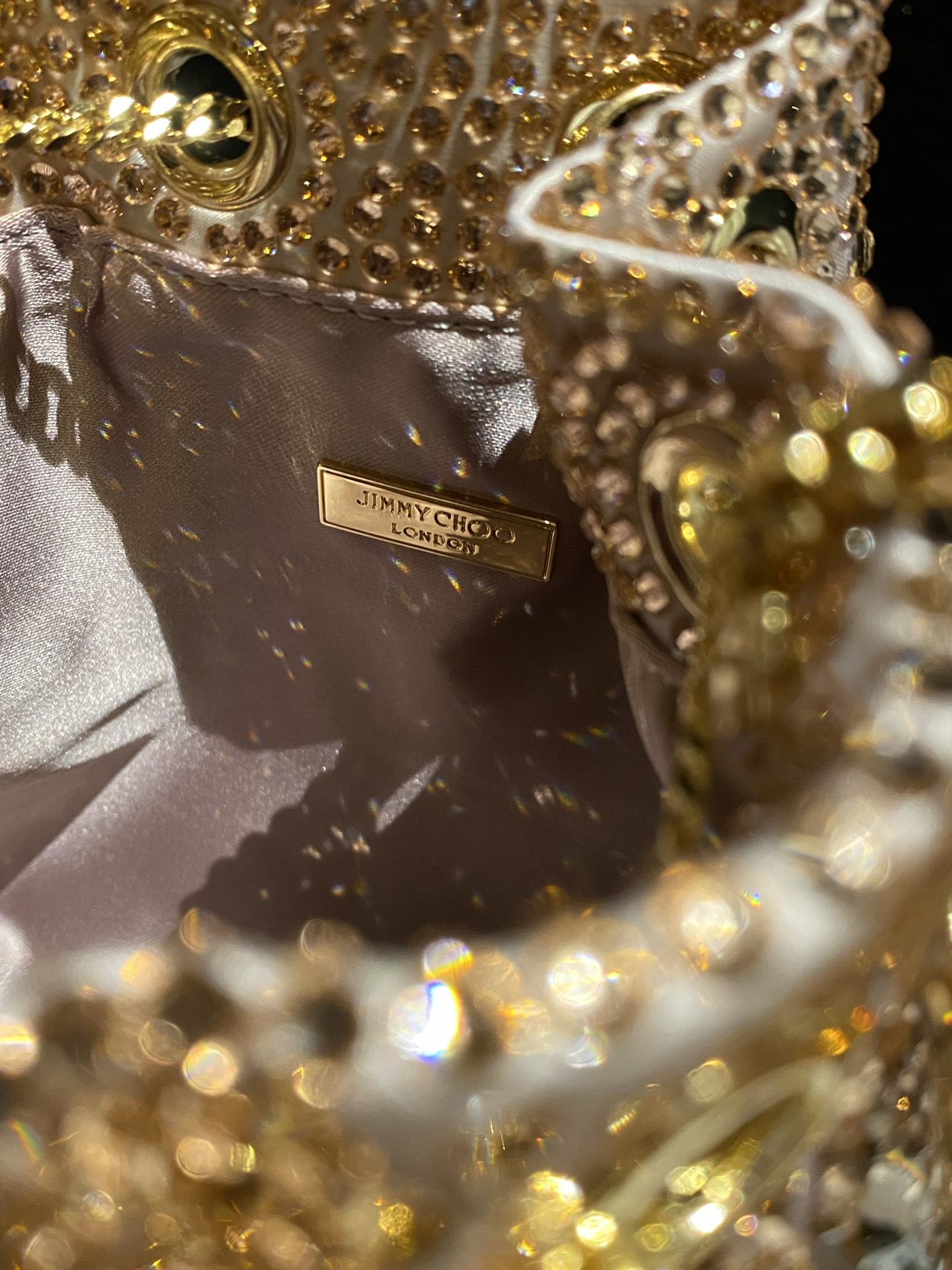 JIMMY CHOO
BON BON系列标志款手提包,光滑缎面铺嵌渐变水晶制作。
设计灵感源于软硬质感及甜美与张扬气质的强烈对比,点睛配以标志性金属流苏,成就如BON BON之名般个性别致又优雅迷人的时尚包袋。现代感桶包廓形,配以手环造型顶部提手,提手饰有百粒经三天精工颗颗细嵌的水晶,精美雅致,招牌奢华包袋当属本款BON BON手提包。
缎面烫钻水晶手嵌水晶饰手环提手Jimmy Choo logo压印金属流苏开合链条肩带内层口袋包袋尺寸:16(长)x15(高)x9.5(宽)厘米肩带长度:55厘米提手长度:9厘米 20259