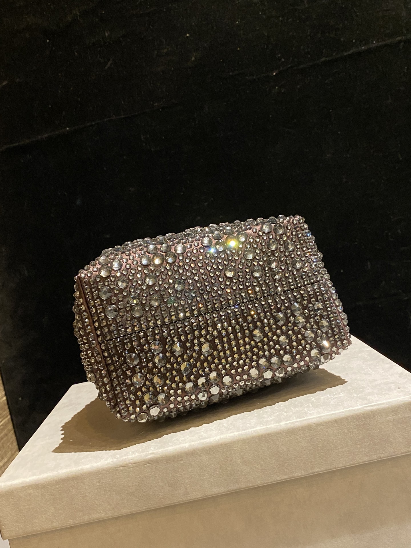 JIMMY CHOO
BON BON系列标志款手提包,光滑缎面铺嵌渐变水晶制作。
设计灵感源于软硬质感及甜美与张扬气质的强烈对比,点睛配以标志性金属流苏,成就如BON BON之名般个性别致又优雅迷人的时尚包袋。现代感桶包廓形,配以手环造型顶部提手,提手饰有百粒经三天精工颗颗细嵌的水晶,精美雅致,招牌奢华包袋当属本款BON BON手提包。
缎面烫钻水晶手嵌水晶饰手环提手Jimmy Choo logo压印金属流苏开合链条肩带内层口袋包袋尺寸:16(长)x15(高)x9.5(宽)厘米肩带长度:55厘米提手长度:9厘米 20259