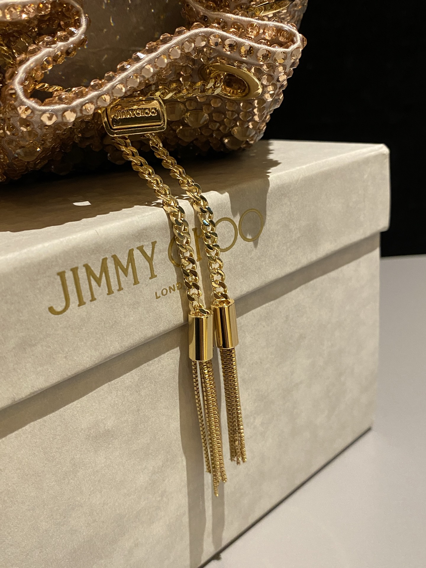 JIMMY CHOO
BON BON系列标志款手提包,光滑缎面铺嵌渐变水晶制作。
设计灵感源于软硬质感及甜美与张扬气质的强烈对比,点睛配以标志性金属流苏,成就如BON BON之名般个性别致又优雅迷人的时尚包袋。现代感桶包廓形,配以手环造型顶部提手,提手饰有百粒经三天精工颗颗细嵌的水晶,精美雅致,招牌奢华包袋当属本款BON BON手提包。
缎面烫钻水晶手嵌水晶饰手环提手Jimmy Choo logo压印金属流苏开合链条肩带内层口袋包袋尺寸:16(长)x15(高)x9.5(宽)厘米肩带长度:55厘米提手长度:9厘米 20259