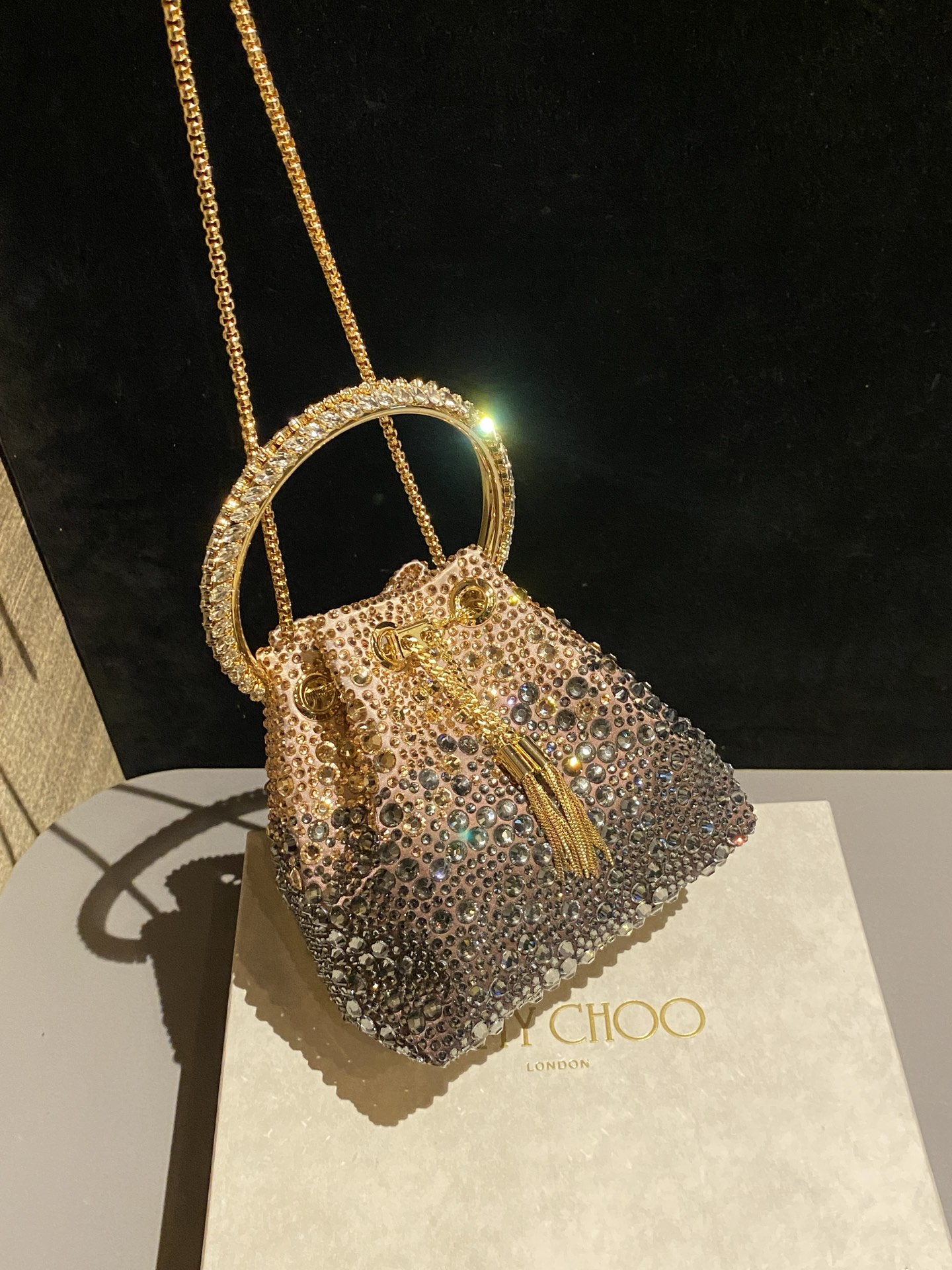 JIMMY CHOO
BON BON系列标志款手提包,光滑缎面铺嵌渐变水晶制作。
设计灵感源于软硬质感及甜美与张扬气质的强烈对比,点睛配以标志性金属流苏,成就如BON BON之名般个性别致又优雅迷人的时尚包袋。现代感桶包廓形,配以手环造型顶部提手,提手饰有百粒经三天精工颗颗细嵌的水晶,精美雅致,招牌奢华包袋当属本款BON BON手提包。
缎面烫钻水晶手嵌水晶饰手环提手Jimmy Choo logo压印金属流苏开合链条肩带内层口袋包袋尺寸:16(长)x15(高)x9.5(宽)厘米肩带长度:55厘米提手长度:9厘米 20259