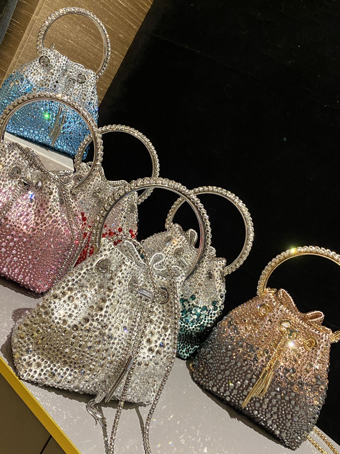 JIMMY CHOO
BON BON系列标志款手提包,光滑缎面铺嵌渐变水晶制作。
设计灵感源于软硬质感及甜美与张扬气质的强烈对比,点睛配以标志性金属流苏,成就如BON BON之名般个性别致又优雅迷人的时尚包袋。现代感桶包廓形,配以手环造型顶部提手,提手饰有百粒经三天精工颗颗细嵌的水晶,精美雅致,招牌奢华包袋当属本款BON BON手提包。
缎面烫钻水晶手嵌水晶饰手环提手Jimmy Choo logo压印金属流苏开合链条肩带内层口袋包袋尺寸:16(长)x15(高)x9.5(宽)厘米肩带长度:55厘米提手长度:9厘米 20259