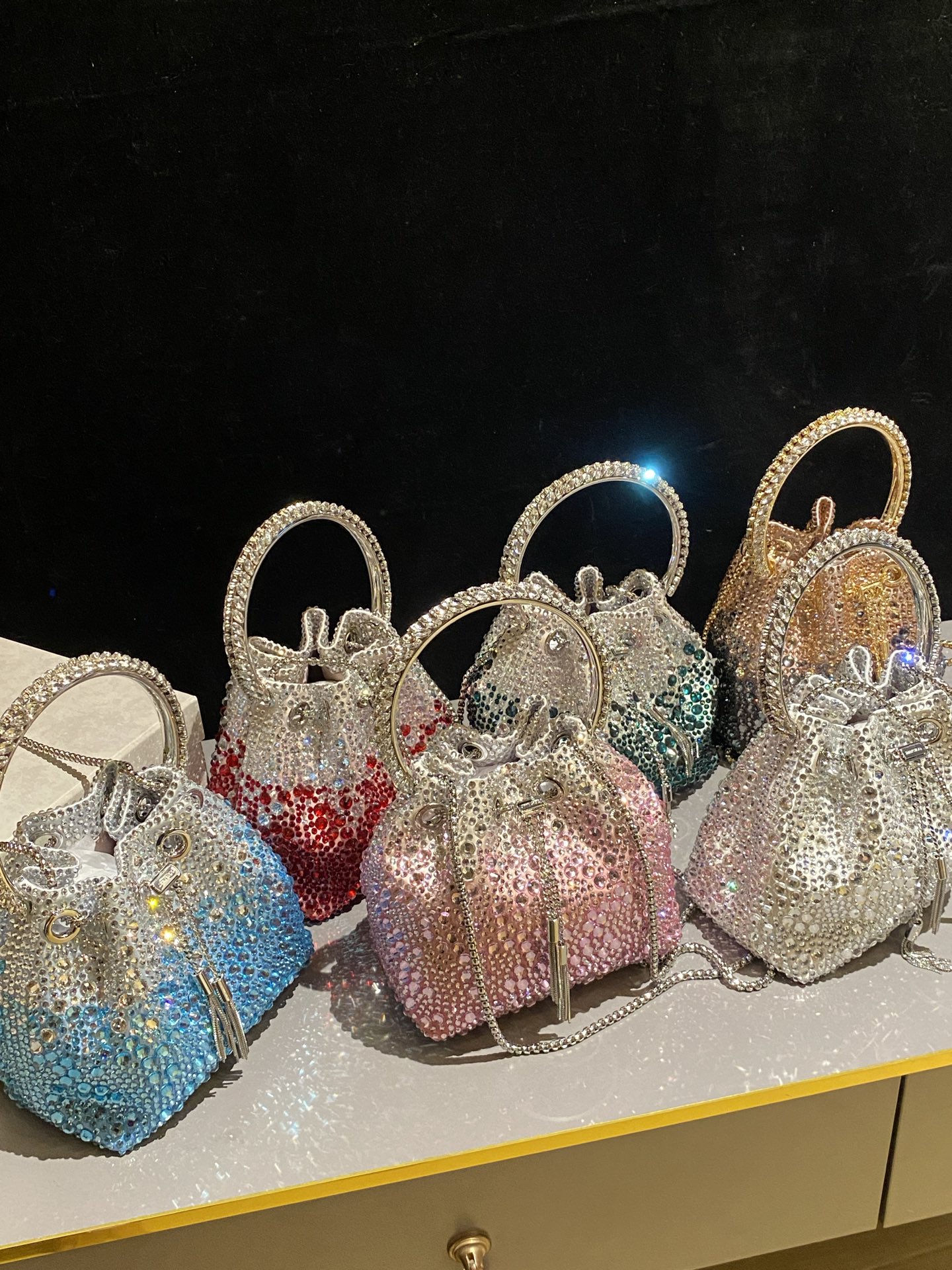 JIMMY CHOO
BON BON系列标志款手提包,光滑缎面铺嵌渐变水晶制作。
设计灵感源于软硬质感及甜美与张扬气质的强烈对比,点睛配以标志性金属流苏,成就如BON BON之名般个性别致又优雅迷人的时尚包袋。现代感桶包廓形,配以手环造型顶部提手,提手饰有百粒经三天精工颗颗细嵌的水晶,精美雅致,招牌奢华包袋当属本款BON BON手提包。
缎面烫钻水晶手嵌水晶饰手环提手Jimmy Choo logo压印金属流苏开合链条肩带内层口袋包袋尺寸:16(长)x15(高)x9.5(宽)厘米肩带长度:55厘米提手长度:9厘米 20259