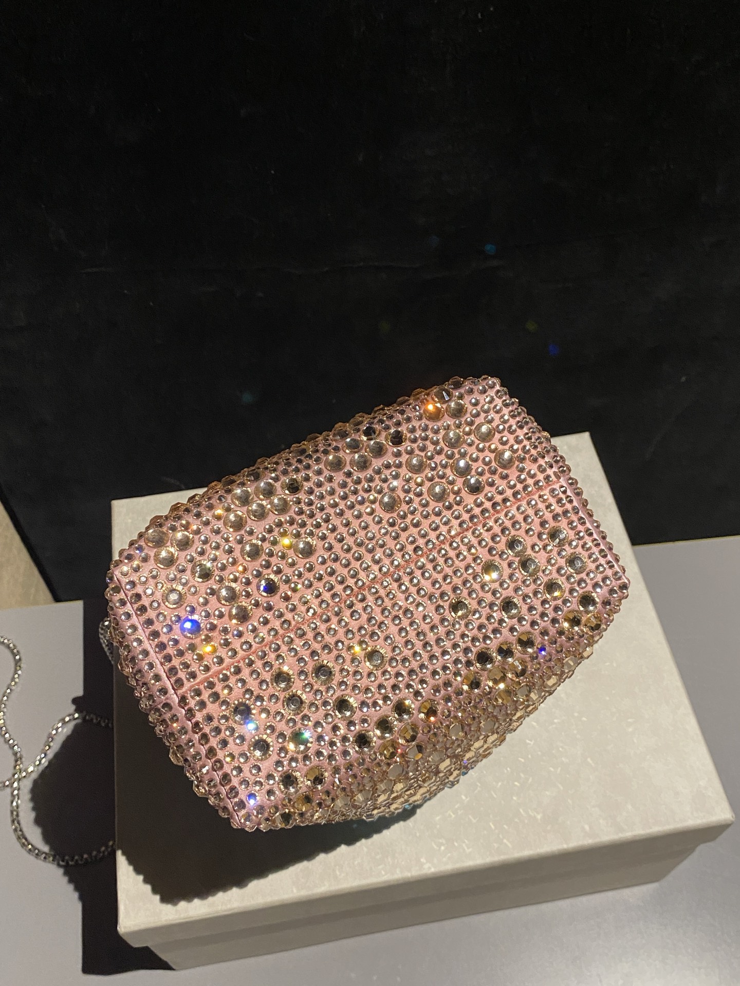 JIMMY CHOO
BON BON系列标志款手提包,光滑缎面铺嵌渐变水晶制作。
设计灵感源于软硬质感及甜美与张扬气质的强烈对比,点睛配以标志性金属流苏,成就如BON BON之名般个性别致又优雅迷人的时尚包袋。现代感桶包廓形,配以手环造型顶部提手,提手饰有百粒经三天精工颗颗细嵌的水晶,精美雅致,招牌奢华包袋当属本款BON BON手提包。
缎面烫钻水晶手嵌水晶饰手环提手Jimmy Choo logo压印金属流苏开合链条肩带内层口袋包袋尺寸:16(长)x15(高)x9.5(宽)厘米肩带长度:55厘米提手长度:9厘米 20259