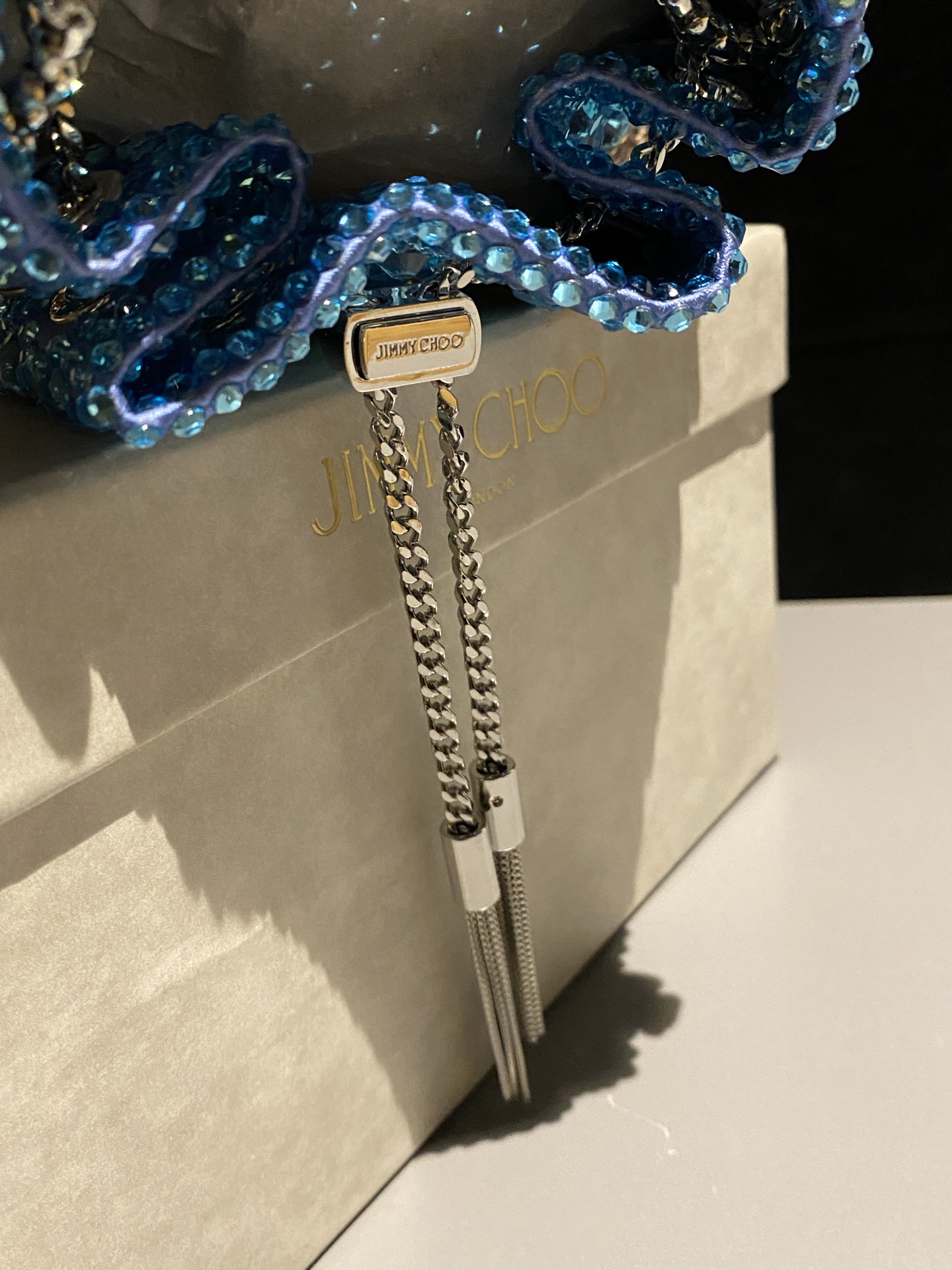 JIMMY CHOO
BON BON系列标志款手提包,光滑缎面铺嵌渐变水晶制作。
设计灵感源于软硬质感及甜美与张扬气质的强烈对比,点睛配以标志性金属流苏,成就如BON BON之名般个性别致又优雅迷人的时尚包袋。现代感桶包廓形,配以手环造型顶部提手,提手饰有百粒经三天精工颗颗细嵌的水晶,精美雅致,招牌奢华包袋当属本款BON BON手提包。
缎面烫钻水晶手嵌水晶饰手环提手Jimmy Choo logo压印金属流苏开合链条肩带内层口袋包袋尺寸:16(长)x15(高)x9.5(宽)厘米肩带长度:55厘米提手长度:9厘米 20259