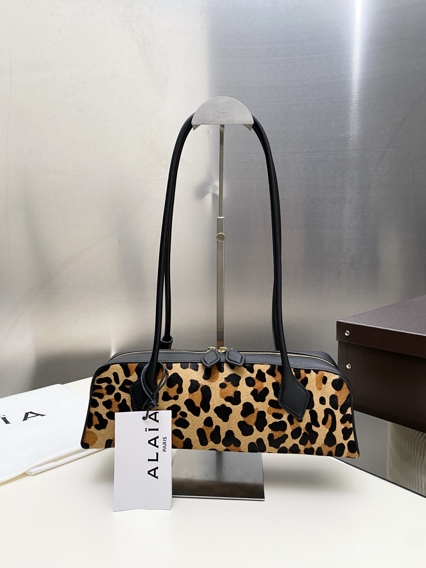 NO:552549,920Alaia sausage new product LE TECKEL medium leopard print suede cowhide bag This medium LE TECKEL shoulder bag in sage color has a slender silhouette, short tubular handle, decorated with decorative knots, double zipper closure design, internal pocket decorated with small removable mirror; can be carried on the shoulder, creating a casual silhouette; made of leopard print suede cowhide. Dimensions (cm) length 33 x width 11 x height 10  Material Main material: leather Main lining: leather, DG, alaia, backpacks, cowhide19860909920Alaia 腊肠 新品 LE TECKEL中号豹纹翻毛牛皮包袋 该款鼠尾草色中号LE TECKEL肩背包,修长廓形,短管状手柄,饰以装饰结,搭配双拉链开合设计,内部口袋缀以小号可拆卸镜面；可肩背,打造休闲风廓形；由豹纹印花的翻毛牛皮制成. 尺寸（厘米）长33 x 宽11 x 高10 材质主料 皮 主衬里 皮,DG,alaia,backpacks,cowhide,Bag