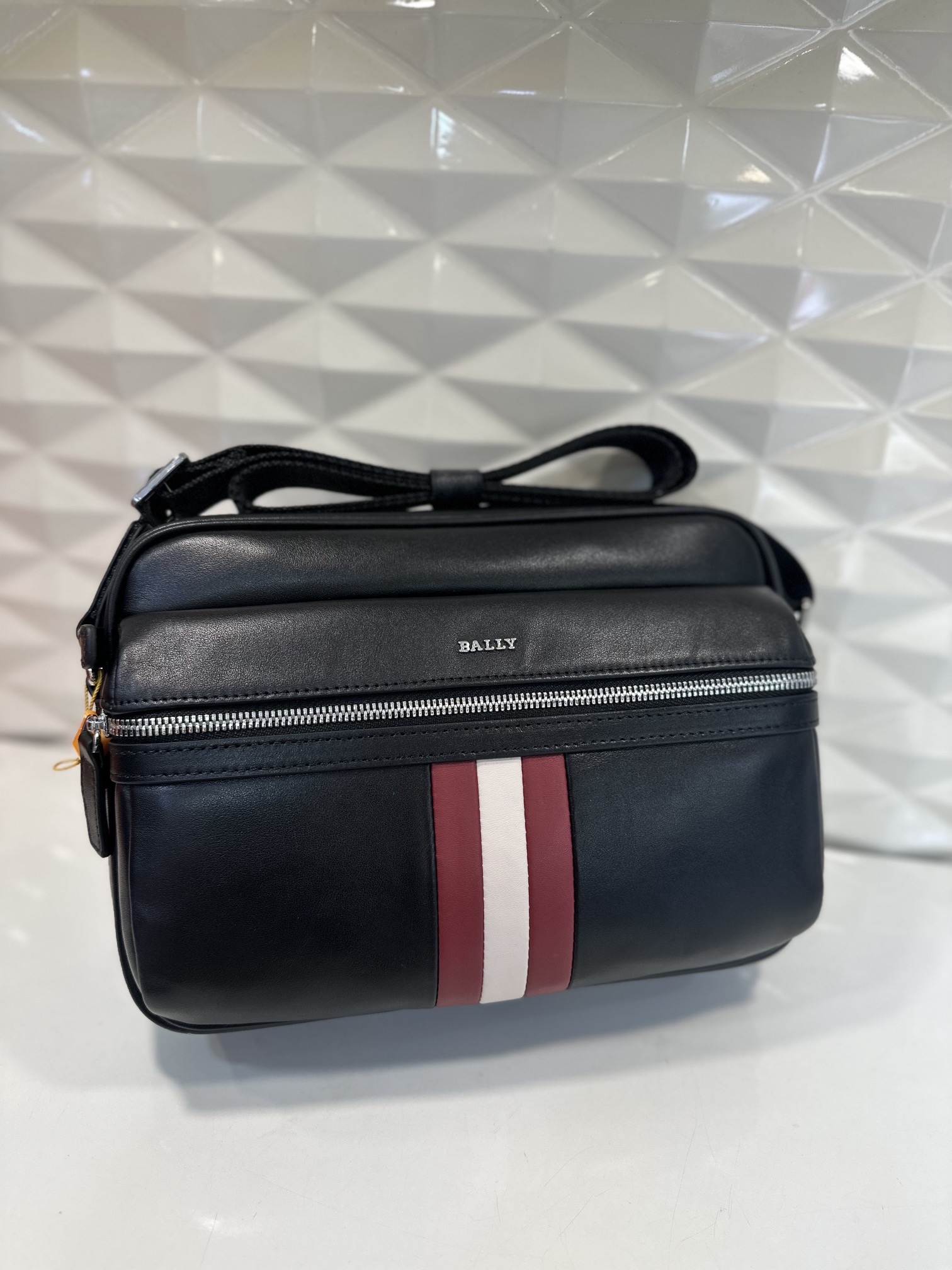 Sac Bandoulière Bally en Cuir de Veau Noir avec Logo et Détails Signature