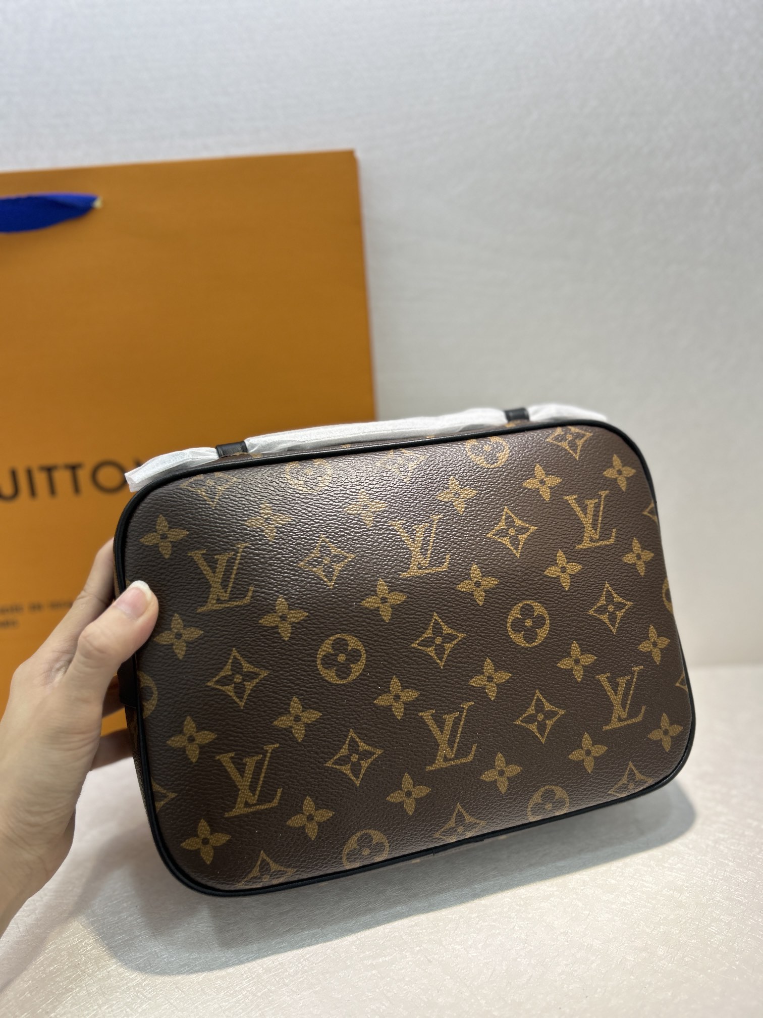 Louis Vuitton Men's Camera Bag, Messenger Bag M55458 - 22 x 18 x 8 cm 7 i1725628400 3080 5