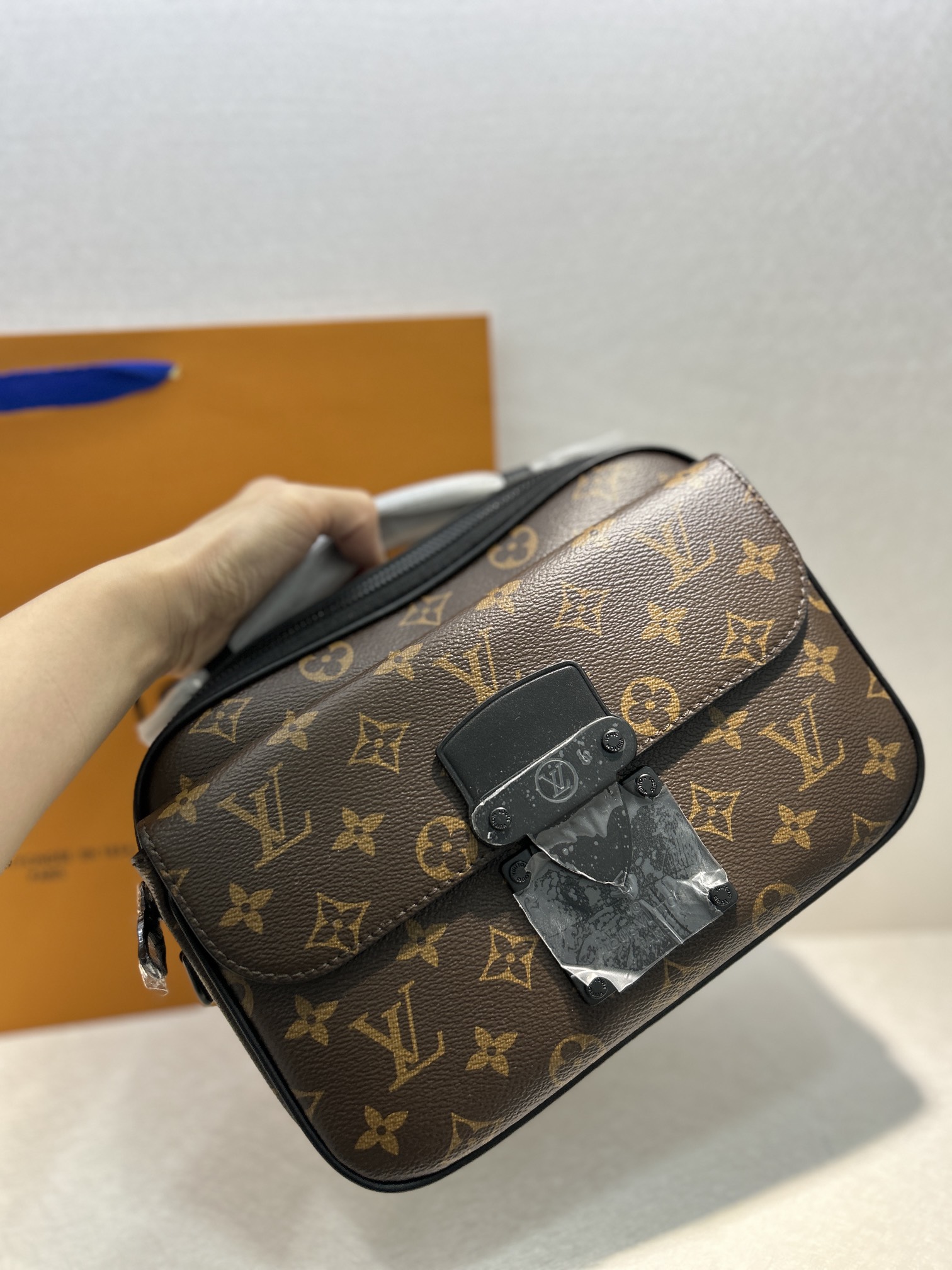 Louis Vuitton Men's Camera Bag, Messenger Bag M55458 - 22 x 18 x 8 cm 3 i1725628400 4083 1
