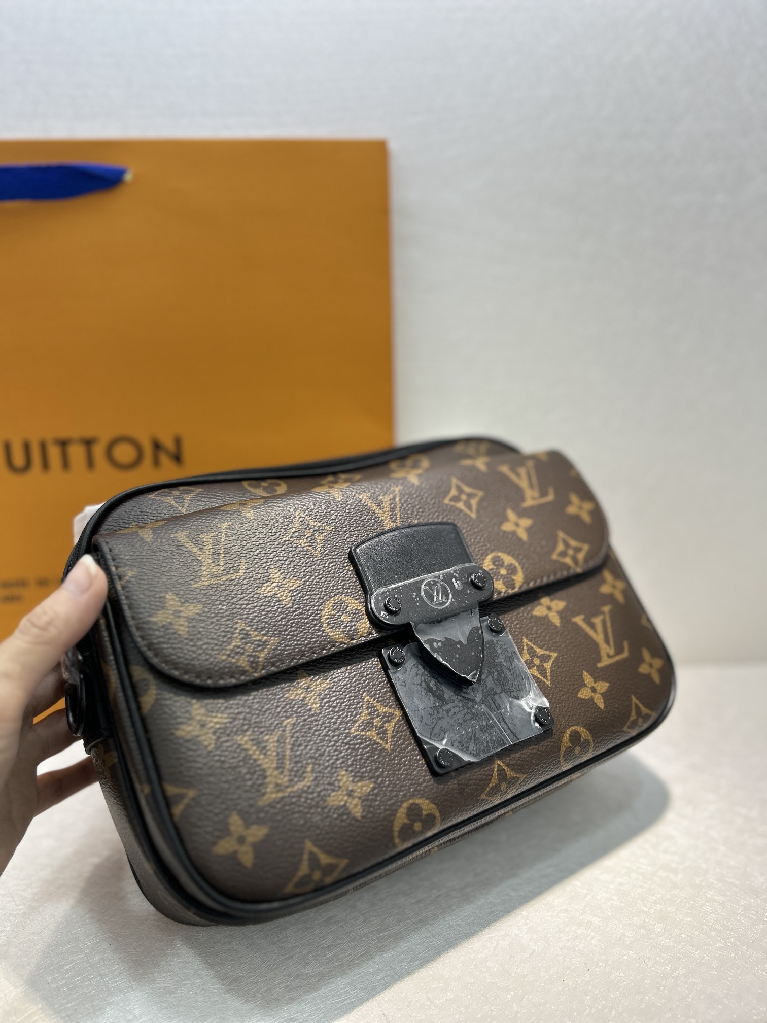 Louis Vuitton Men's Camera Bag, Messenger Bag M55458 - 22 x 18 x 8 cm 5 i1725628400 5560 2