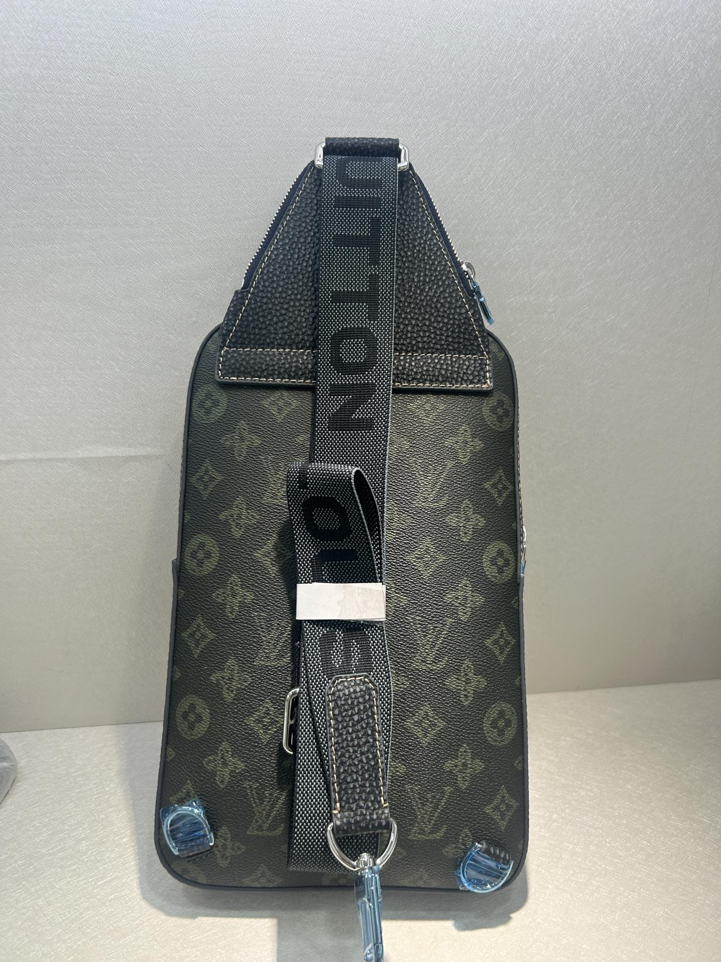 Louis Vuitton Chest Bag, Stylish and Secure with Multiple Zipper Pockets 3 i1726757901 4386 1