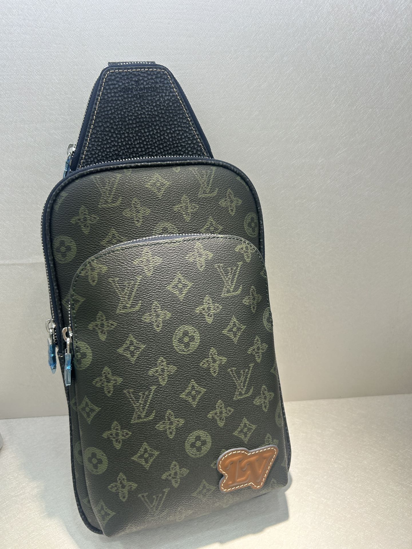 Louis Vuitton Chest Bag, Stylish and Secure with Multiple Zipper Pockets 2 i1726757901 472 4