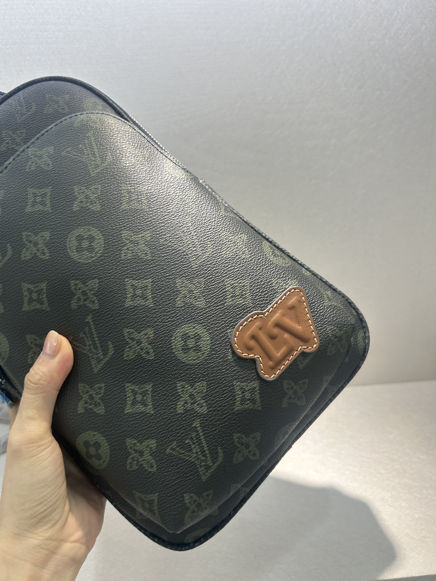 Louis Vuitton Chest Bag, Stylish and Secure with Multiple Zipper Pockets 4 i1726757901 5111 5