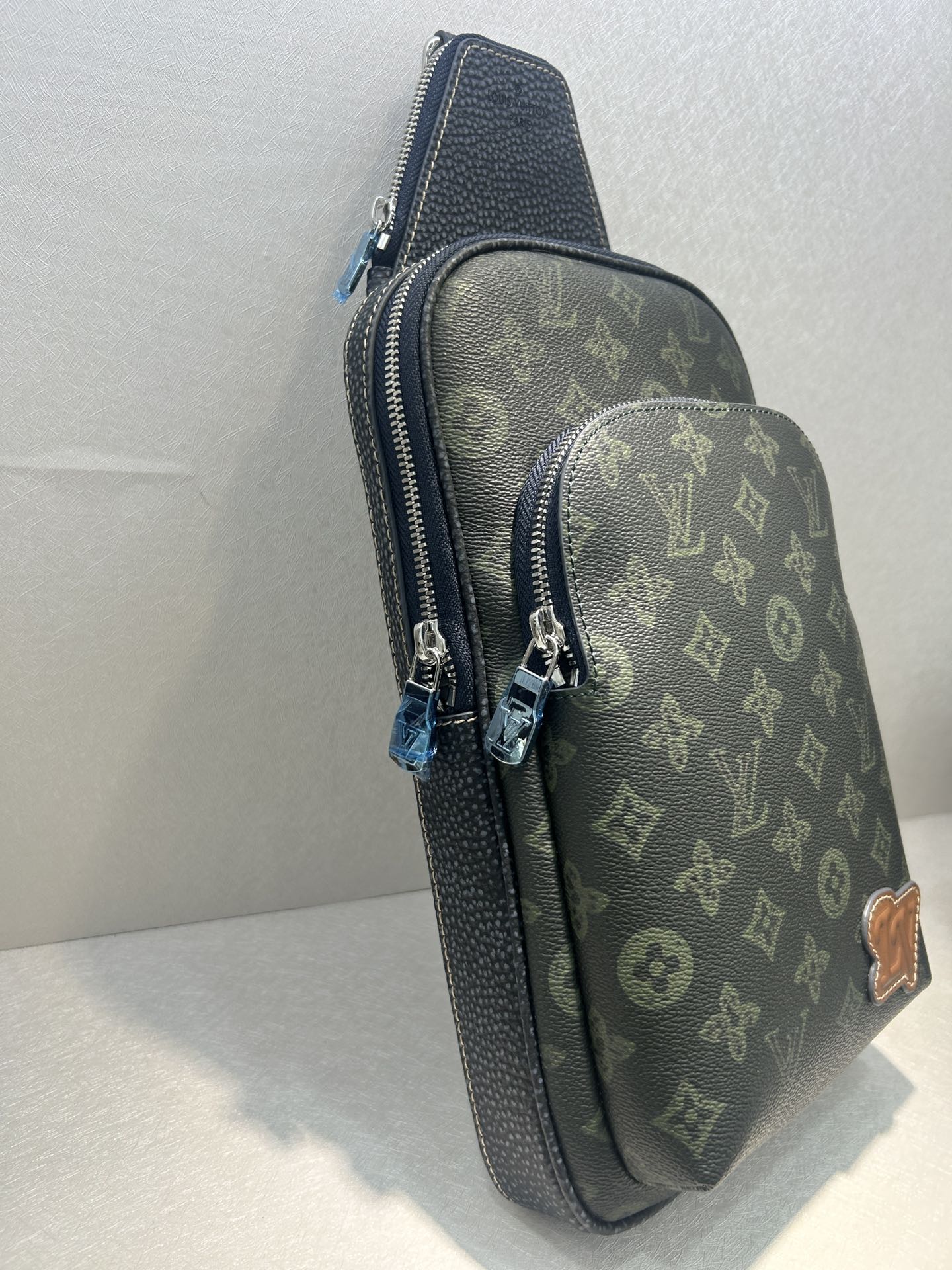 Louis Vuitton Chest Bag, Stylish and Secure with Multiple Zipper Pockets 5 i1726757901 6147 2