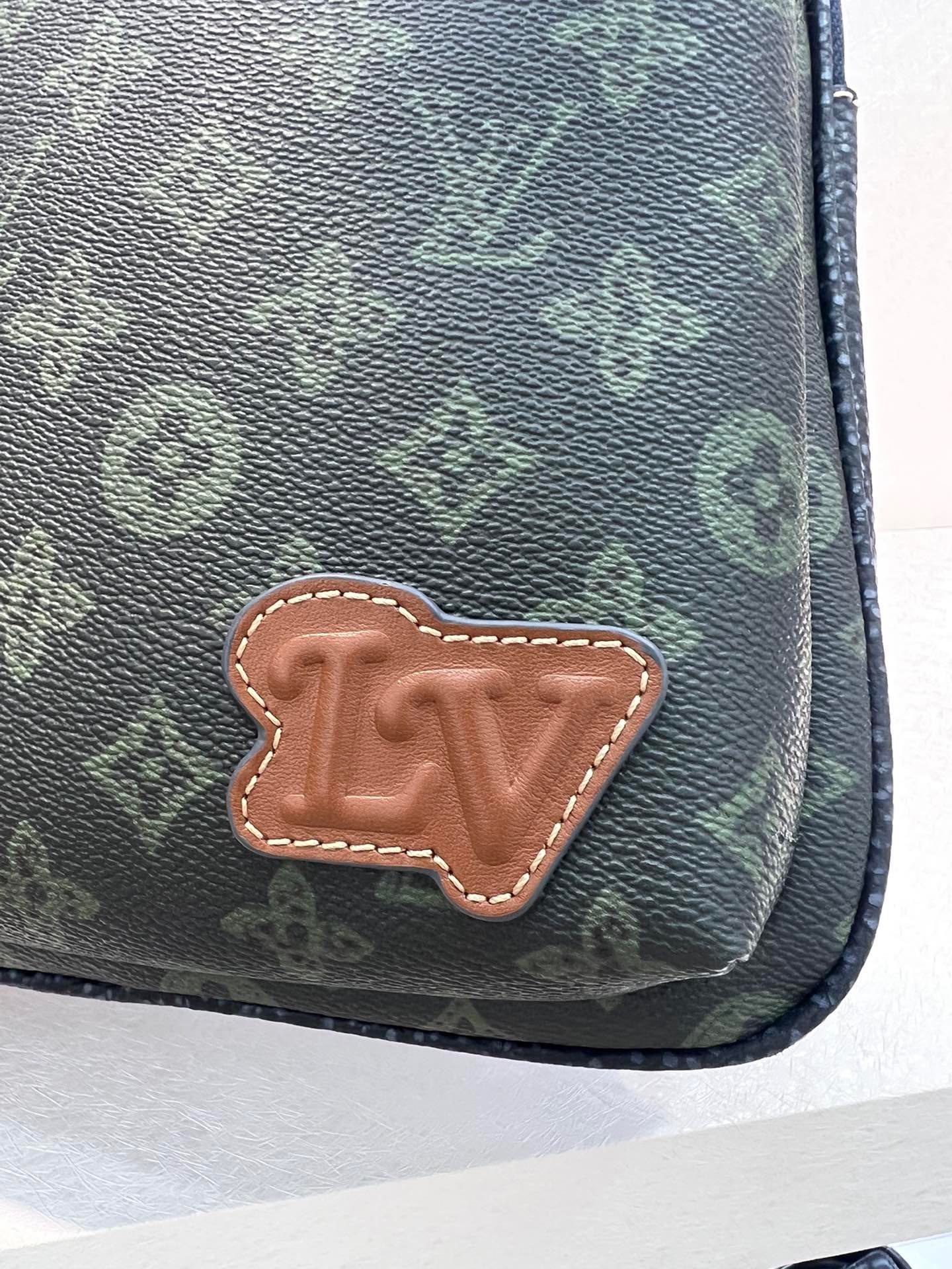Louis Vuitton Chest Bag, Stylish and Secure with Multiple Zipper Pockets 6 i1726757901 8316 0