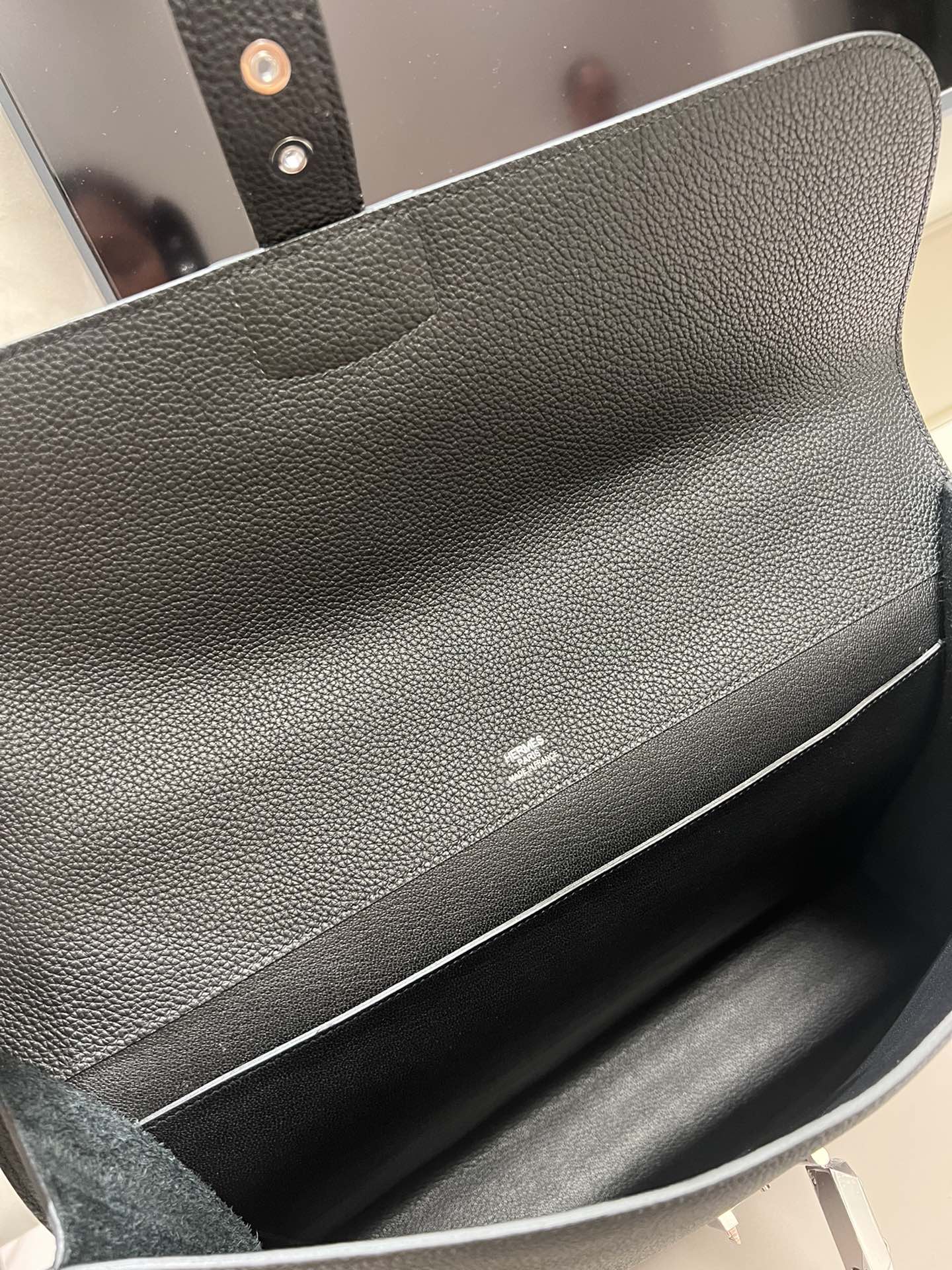 Hermes Classic Flap Handbag for Men - Premium Leather, Superior Texture 9 i1729956831 5968 1