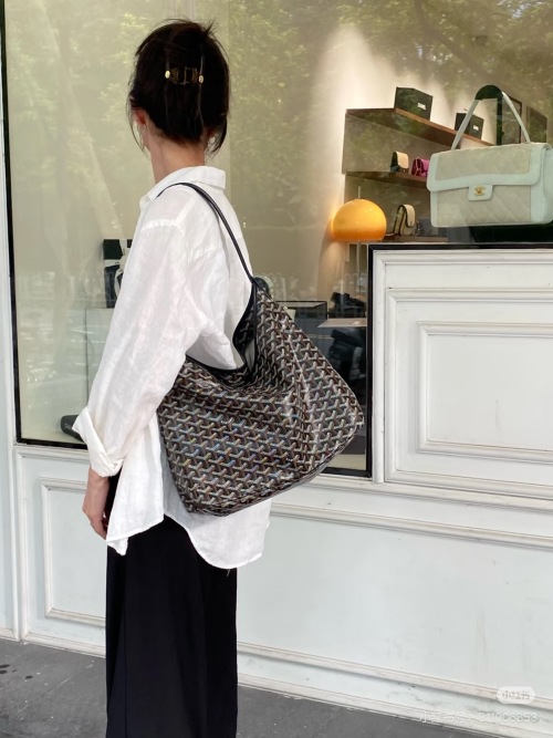 Goyard Hobo Bag: Casual Chic Paper Bag Style, Spacious and Stylish