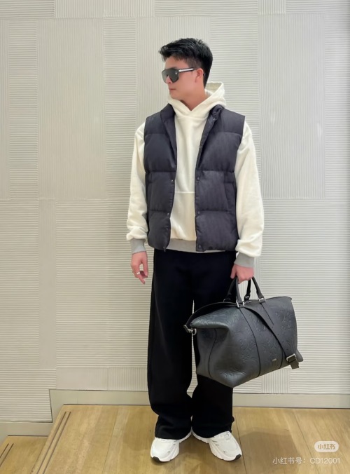 Dior Weekender Travel Bag: Stylish, Large Capacity, and Practical Duffle 1 Dior Weekender Travel Bag: Stylish, Large Capacity, and Practical Duffle
