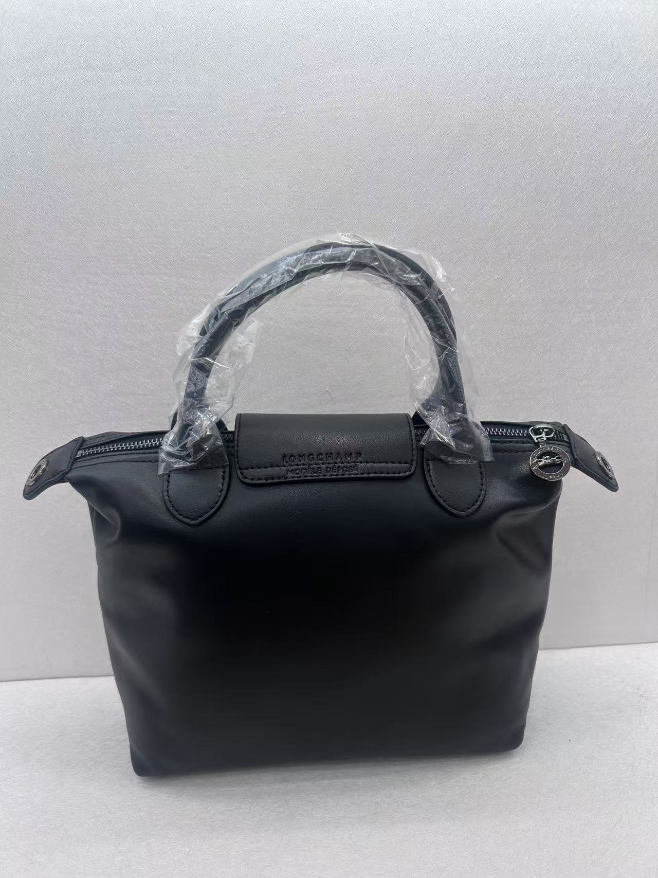 Longchamp Women's Le Pliage Small Shoulder Bag Lightweight and Foldable 5 i1742918456436 851 0 4