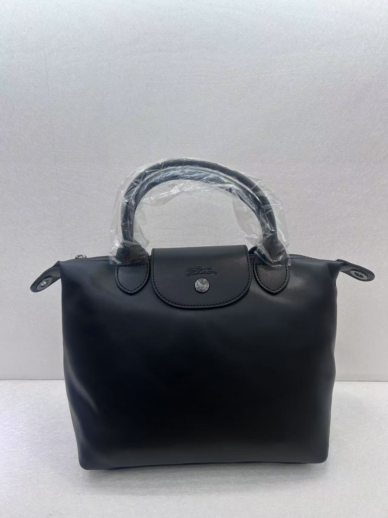 Longchamp Women's Le Pliage Small Shoulder Bag Lightweight and Foldable 3 i1742918456437 8766 0 2