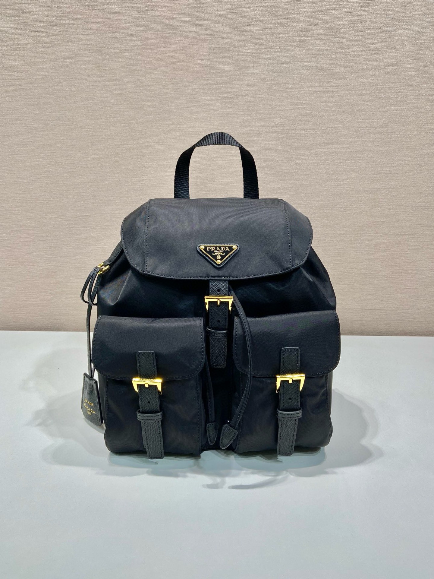 Prada Sac à Dos en Nylon avec Détails en Cuir et Quincaillerie Dorée