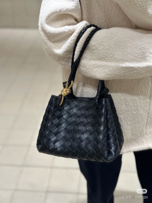 Bottega Veneta Chain Parachute Bag, Black Leather, Braided Handle, Trendy Style 1 Bottega Veneta Chain Parachute Bag, Black Leather, Braided Handle, Trendy Style