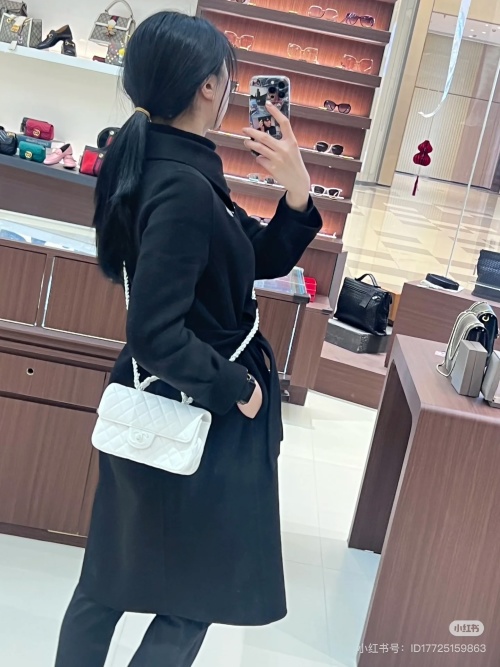 Chanel Mini Flap Bag with Handle Lambskin White, 12.5 x 20 x 6 cm 1 Chanel Mini Flap Bag with Handle Lambskin White, 12.5 x 20 x 6 cm