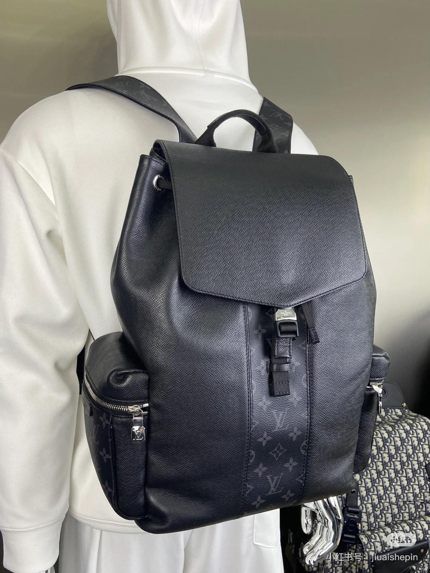 Louis Vuitton Outdoor M30417 Sac à Dos en Cuir Taïga et Monogramme