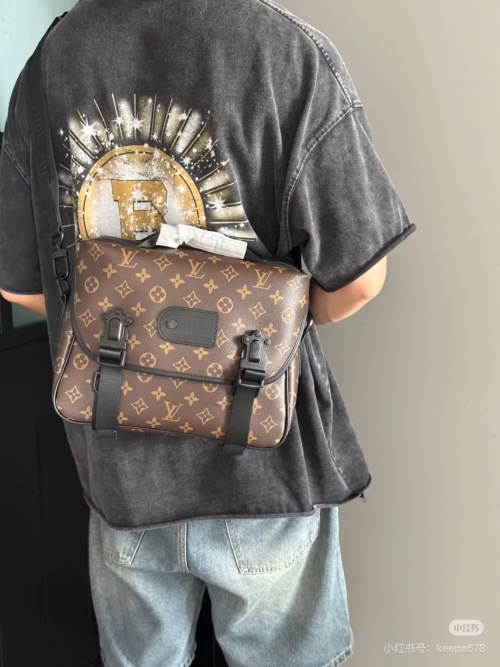 Louis Vuitton Trail Messenger Bag, Retro Style, 31 x 22 x 11 cm