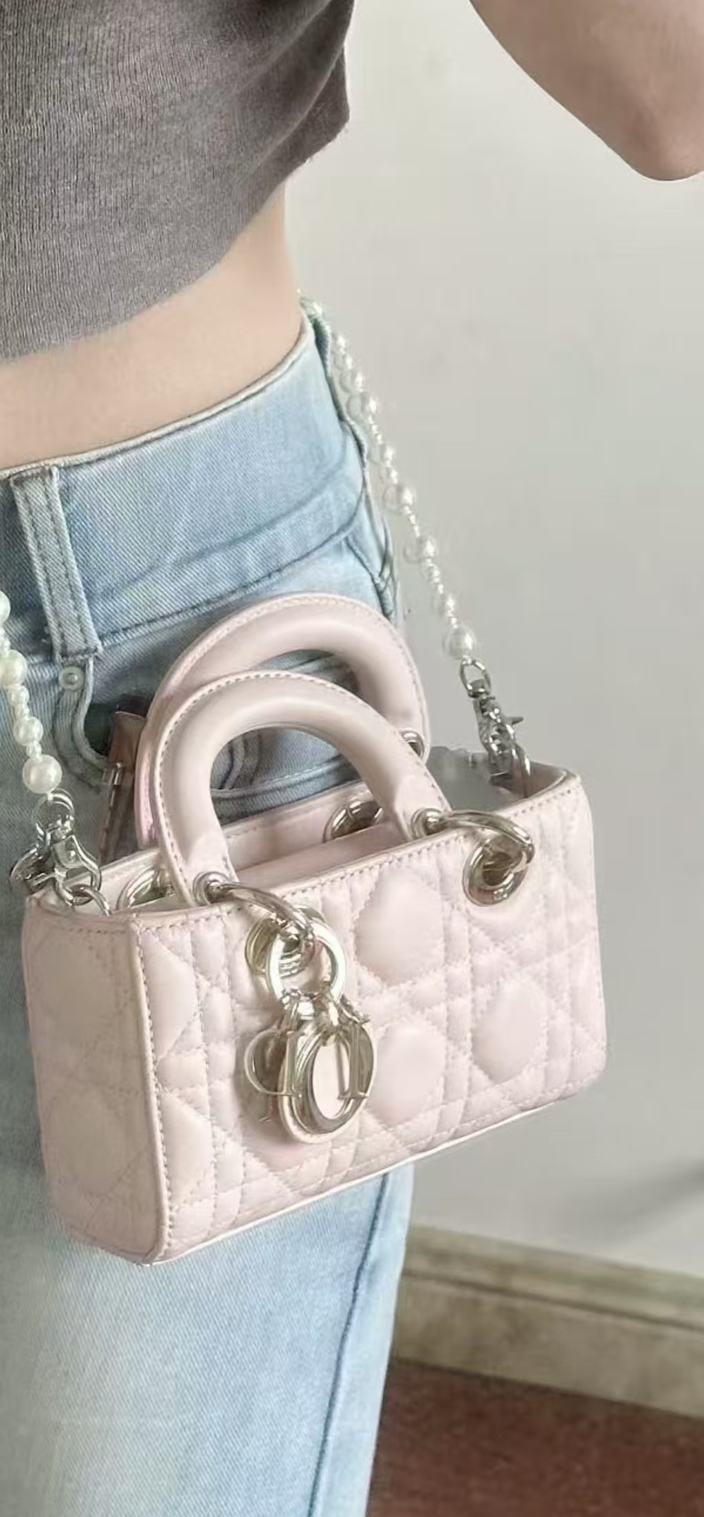 Mini Bolso D-Joy de Piel de Cordero Rosa Cereza con Cadena de Perlas