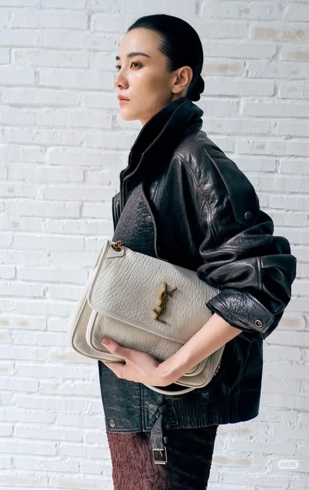 Bolso Niki de Yves Saint Laurent: Elegancia Clásica y Versátil
