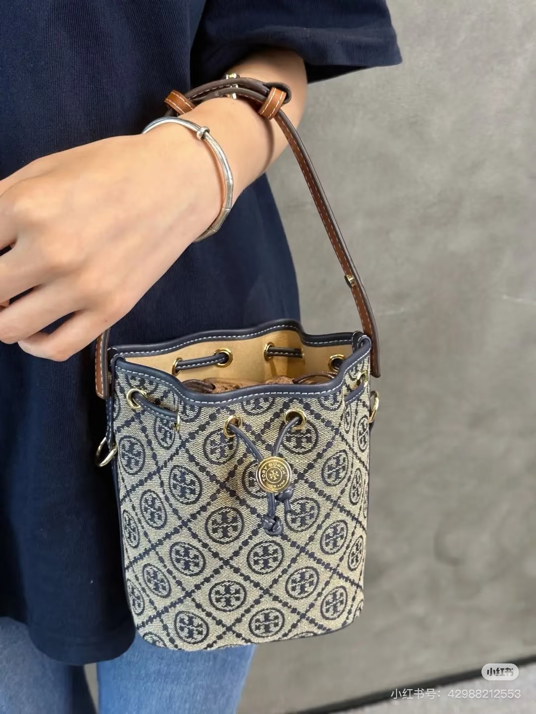 حقيبة دلو صغيرة من Tory Burch بنقشة الزهور الكلاسيكية - إصدار 1615A