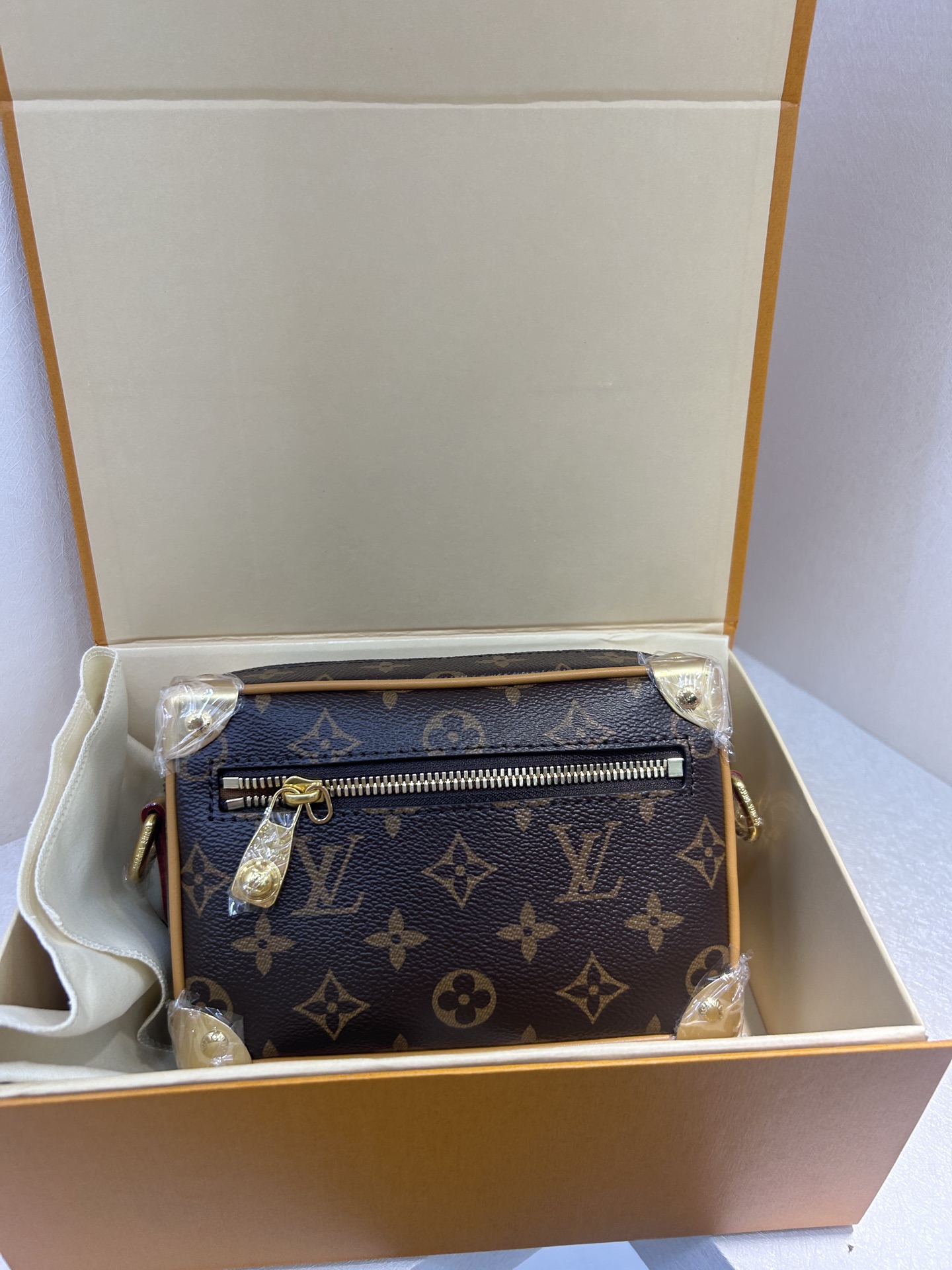 תיק צד Louis Vuitton Mini Soft Trunk בעיצוב יוקרתי וייחודי 3 i1753243185661 7646 0 2
