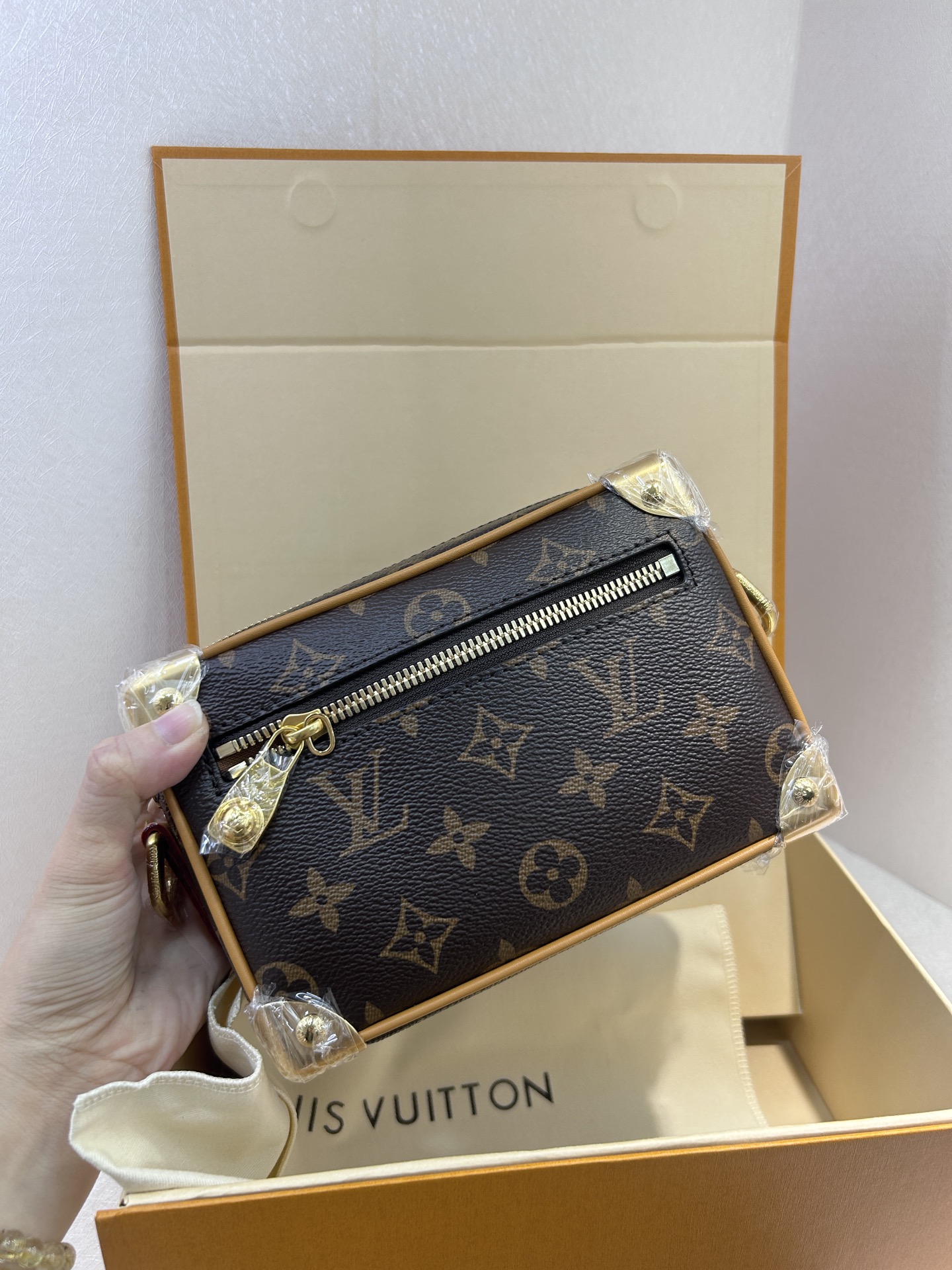תיק צד Louis Vuitton Mini Soft Trunk בעיצוב יוקרתי וייחודי 4 i1753243197230 9485 0 3
