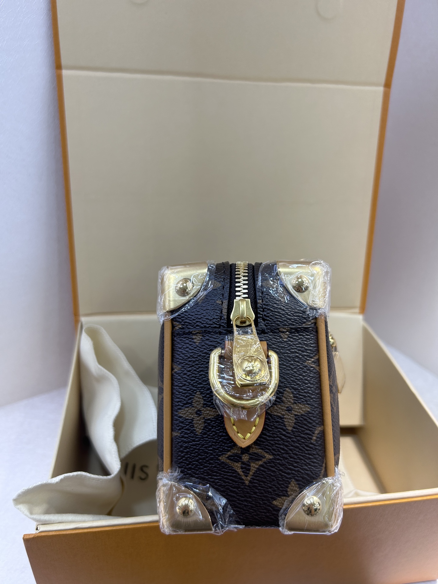תיק צד Louis Vuitton Mini Soft Trunk בעיצוב יוקרתי וייחודי 5 i1753243197262 4498 0 4