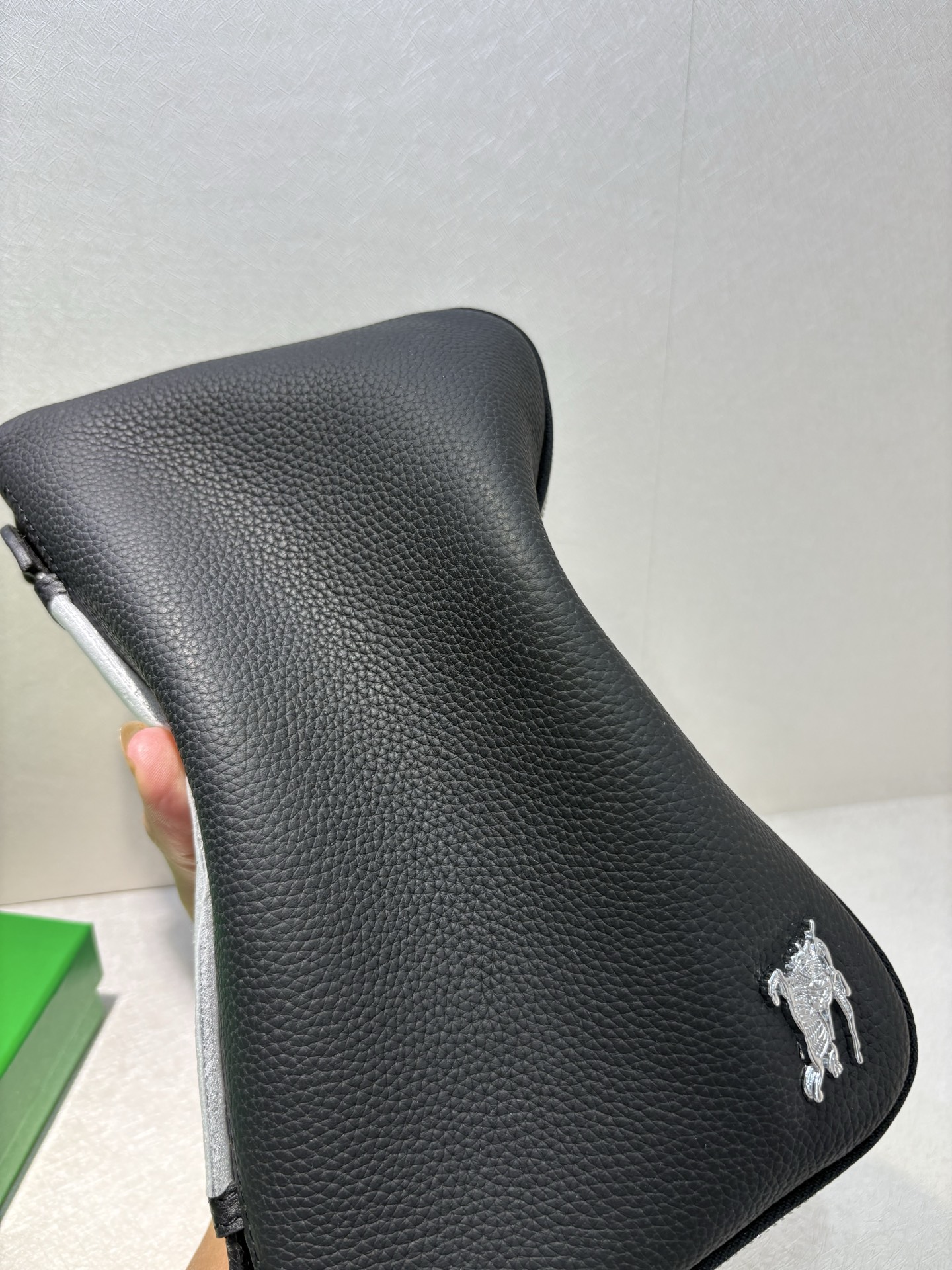 תיק יד Burberry מעור רכיבה עור שחור - מתאים ומסודר 8 i1753288471199 5683 0 7