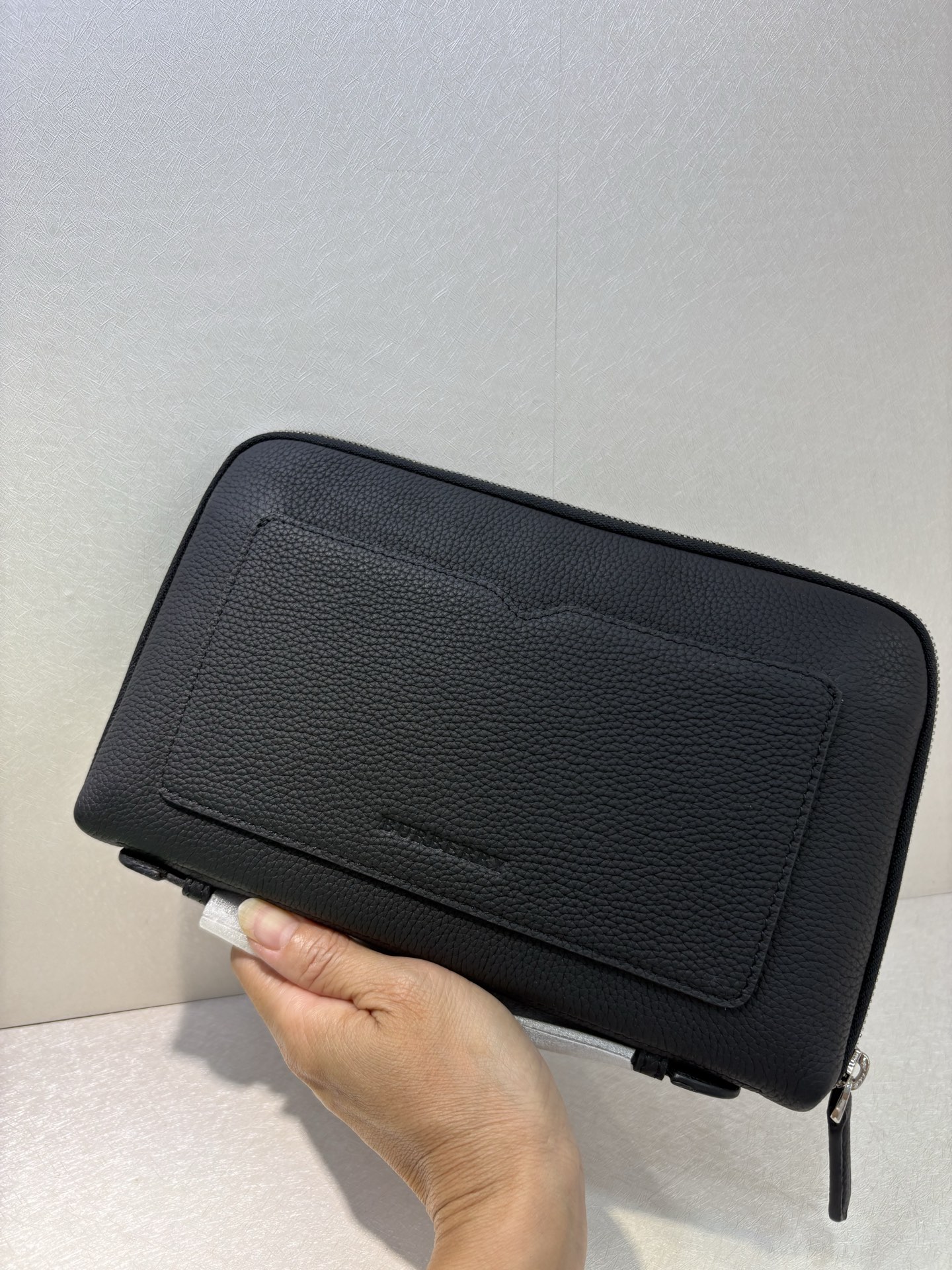 תיק יד Burberry מעור רכיבה עור שחור - מתאים ומסודר 5 i1753288471199 6717 0 4