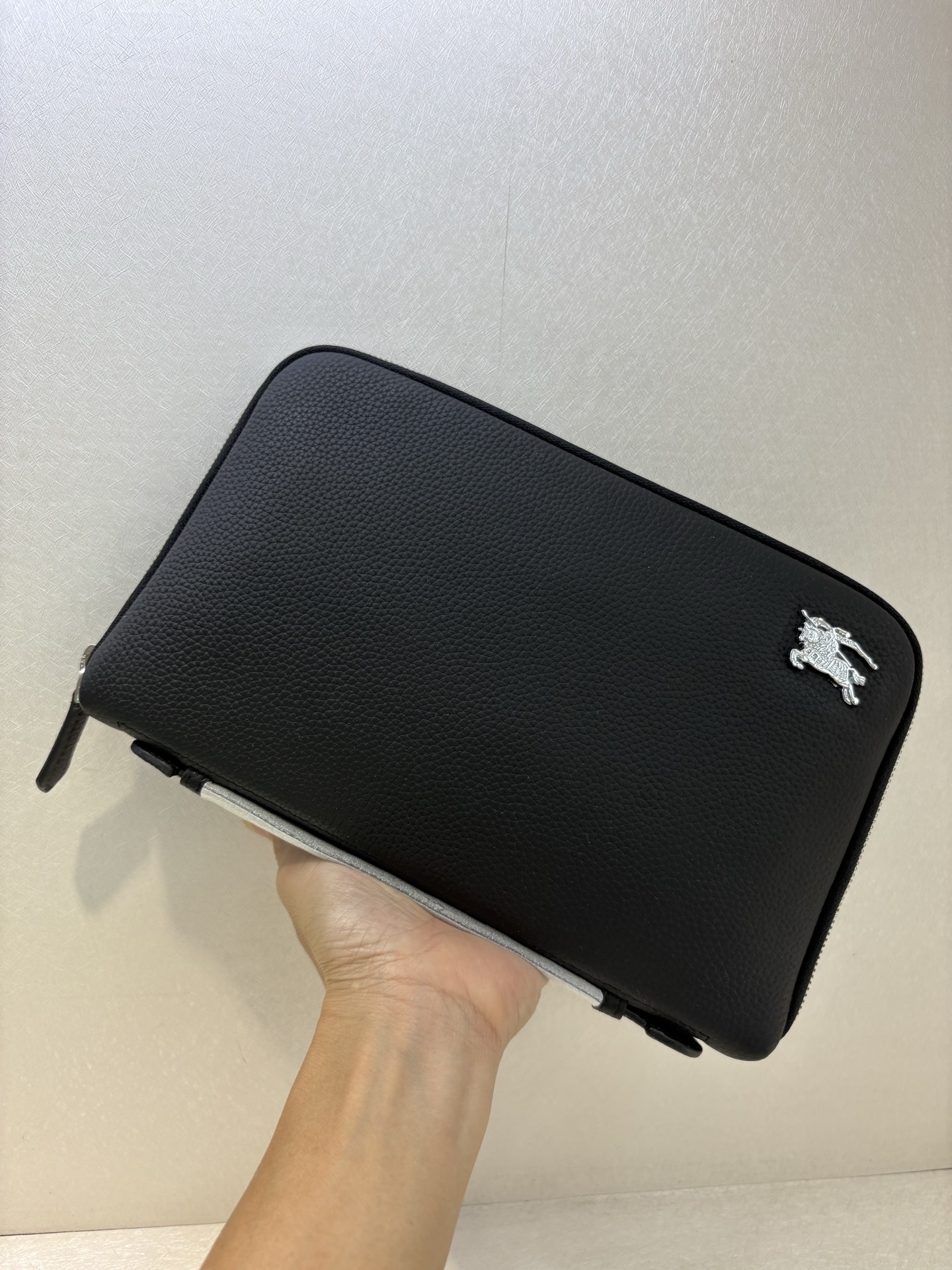 תיק יד Burberry מעור רכיבה עור שחור - מתאים ומסודר 2 i1753288472842 2188 0 1