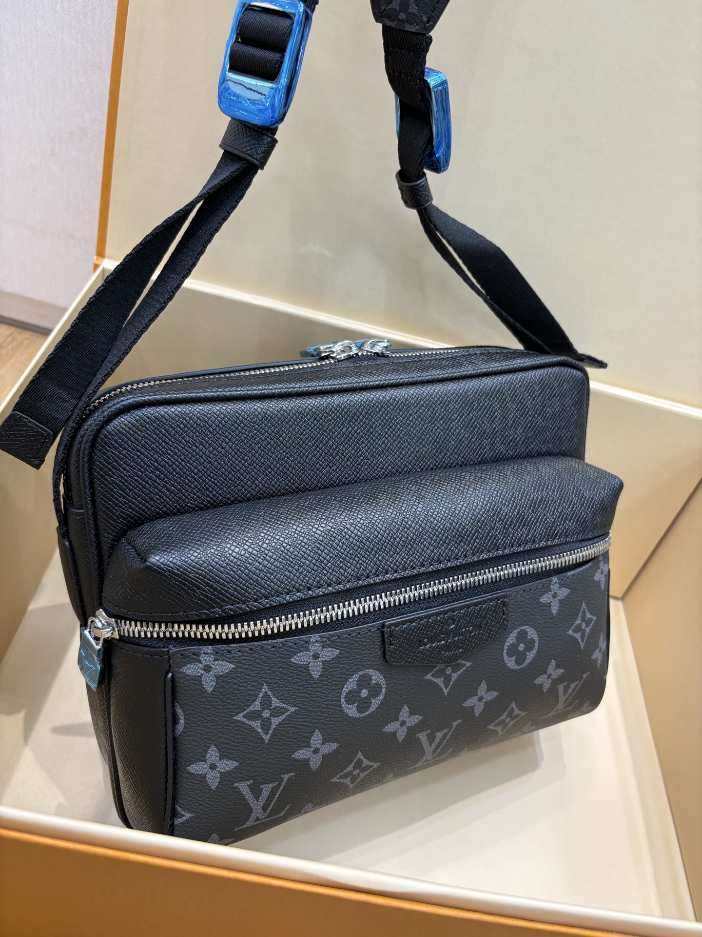 Louis Vuitton Black Monogram Eclipse Outdoor Messenger Bag M30233 8 i1754632987595 411 0 7
